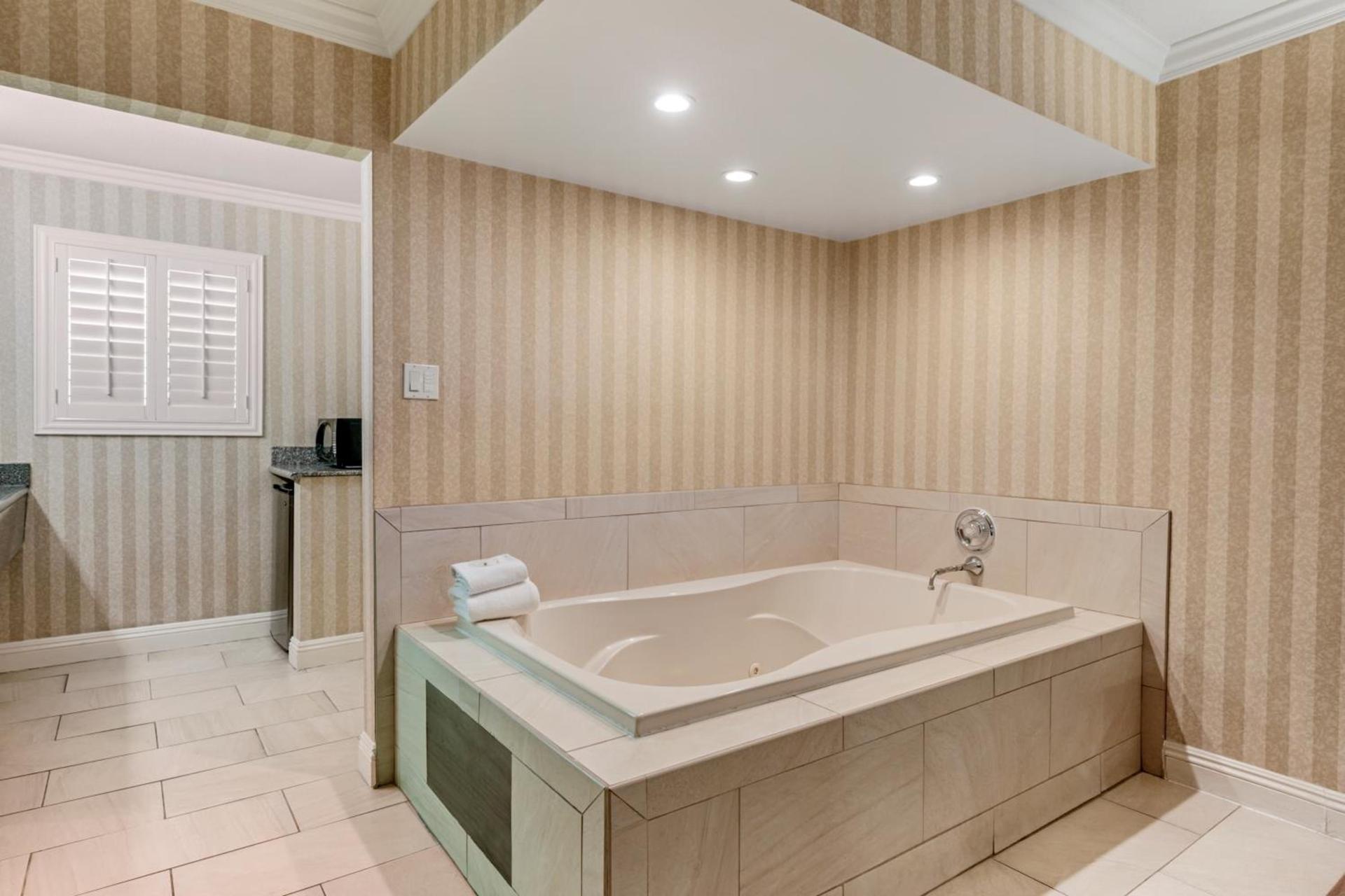Quality Inn & Suites Anaheim Maingate photo 69