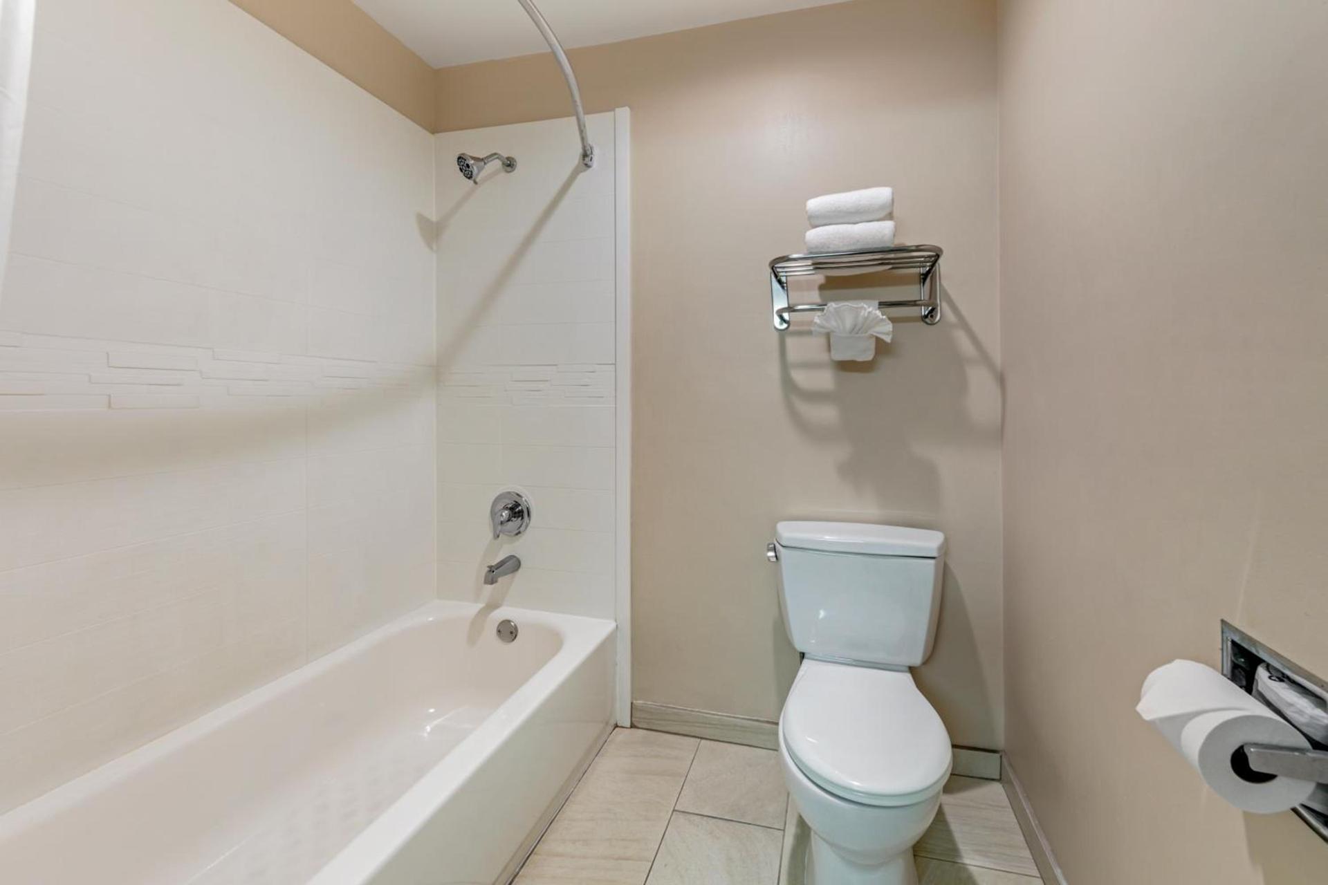 Quality Inn & Suites Anaheim Maingate photo 68