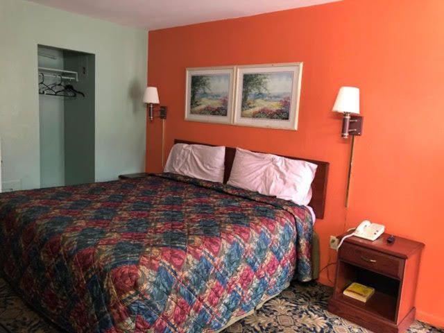 Town & Country Motel photo 9