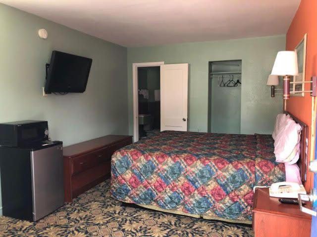 Town & Country Motel photo 6