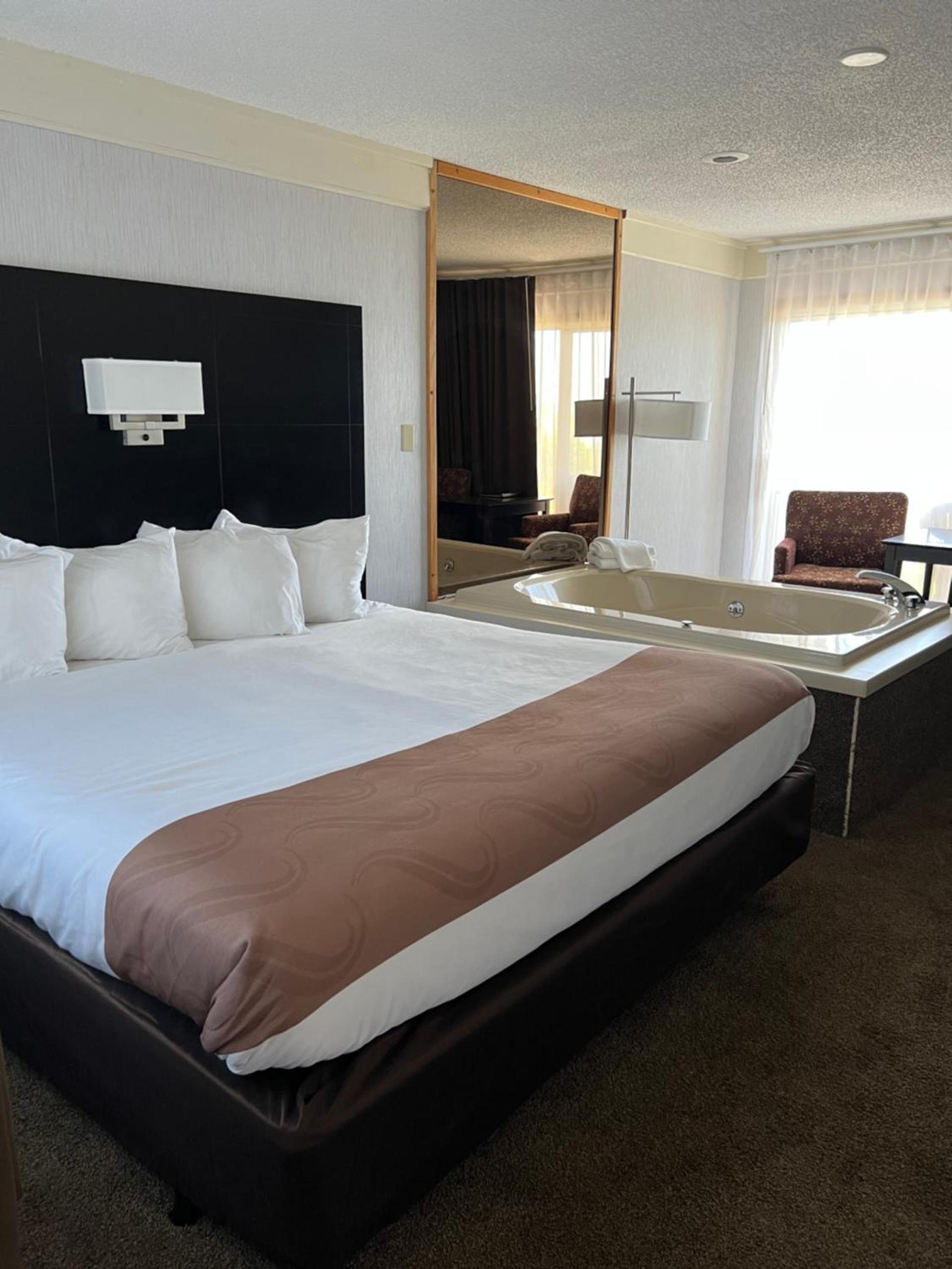 Quality Inn Lakefront photo 8