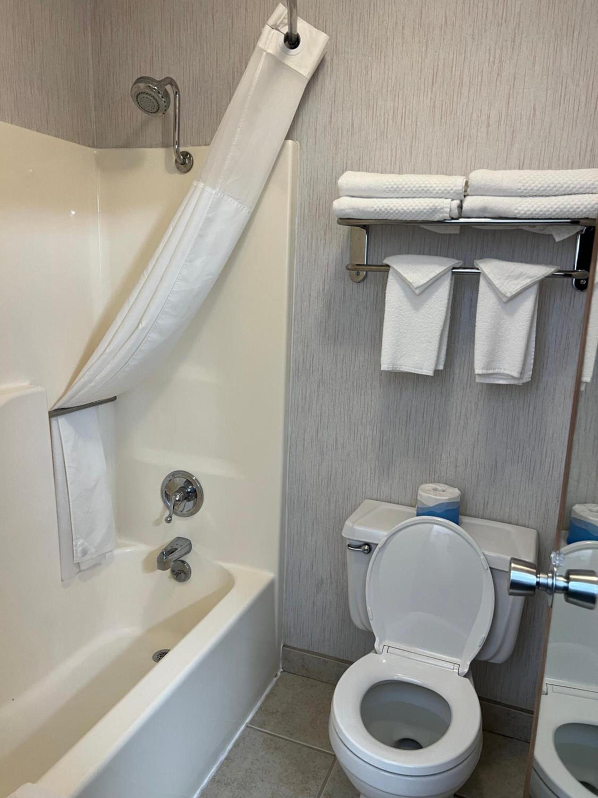 Quality Inn Lakefront photo 32