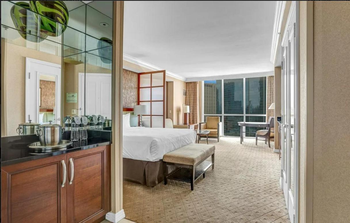 Signature MGM Suite with Strip and Sphere View photo 4