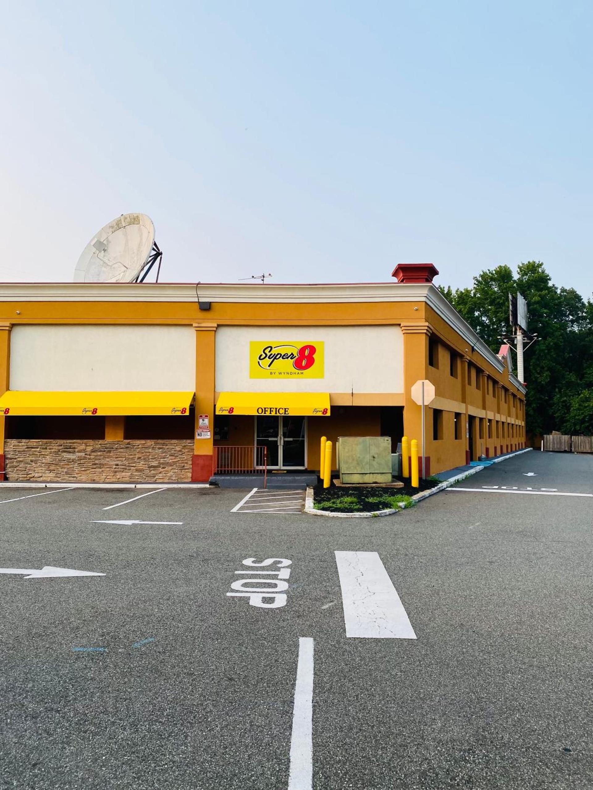 Super 8 by Wyndham Gloucester photo 11