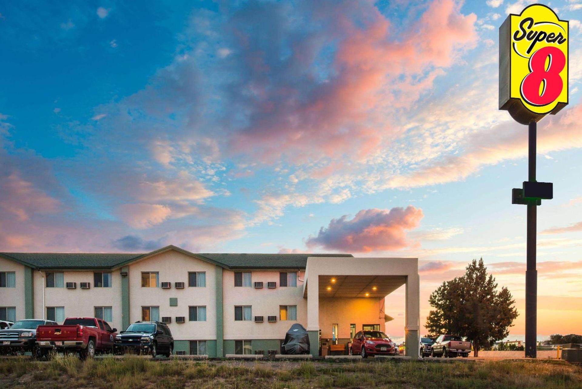 Super 8 by Wyndham Pueblo photo 2