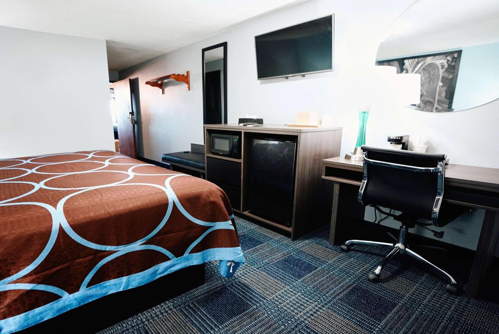 Super 8 by Wyndham Pueblo photo 24