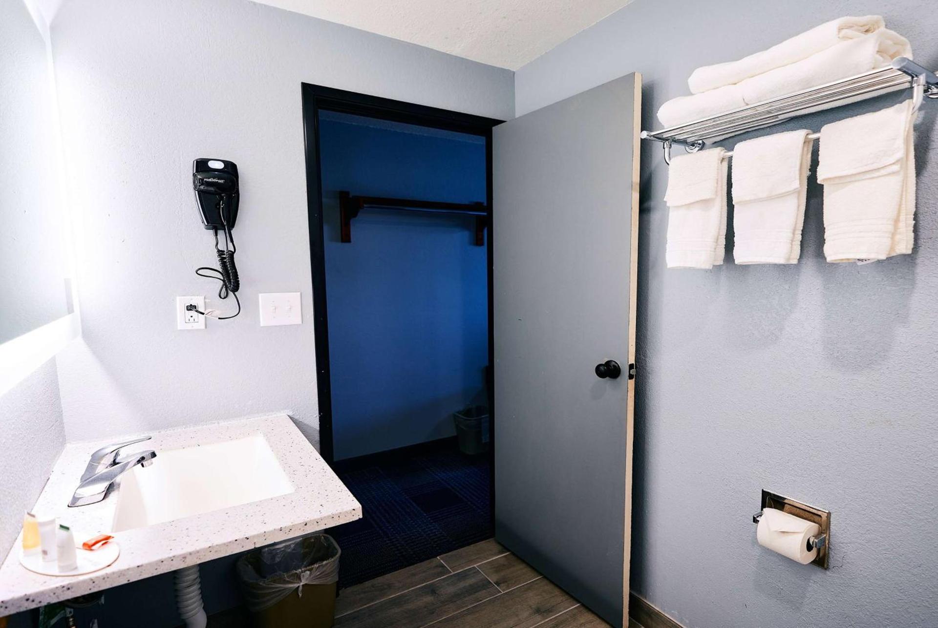 Super 8 by Wyndham Pueblo photo 39