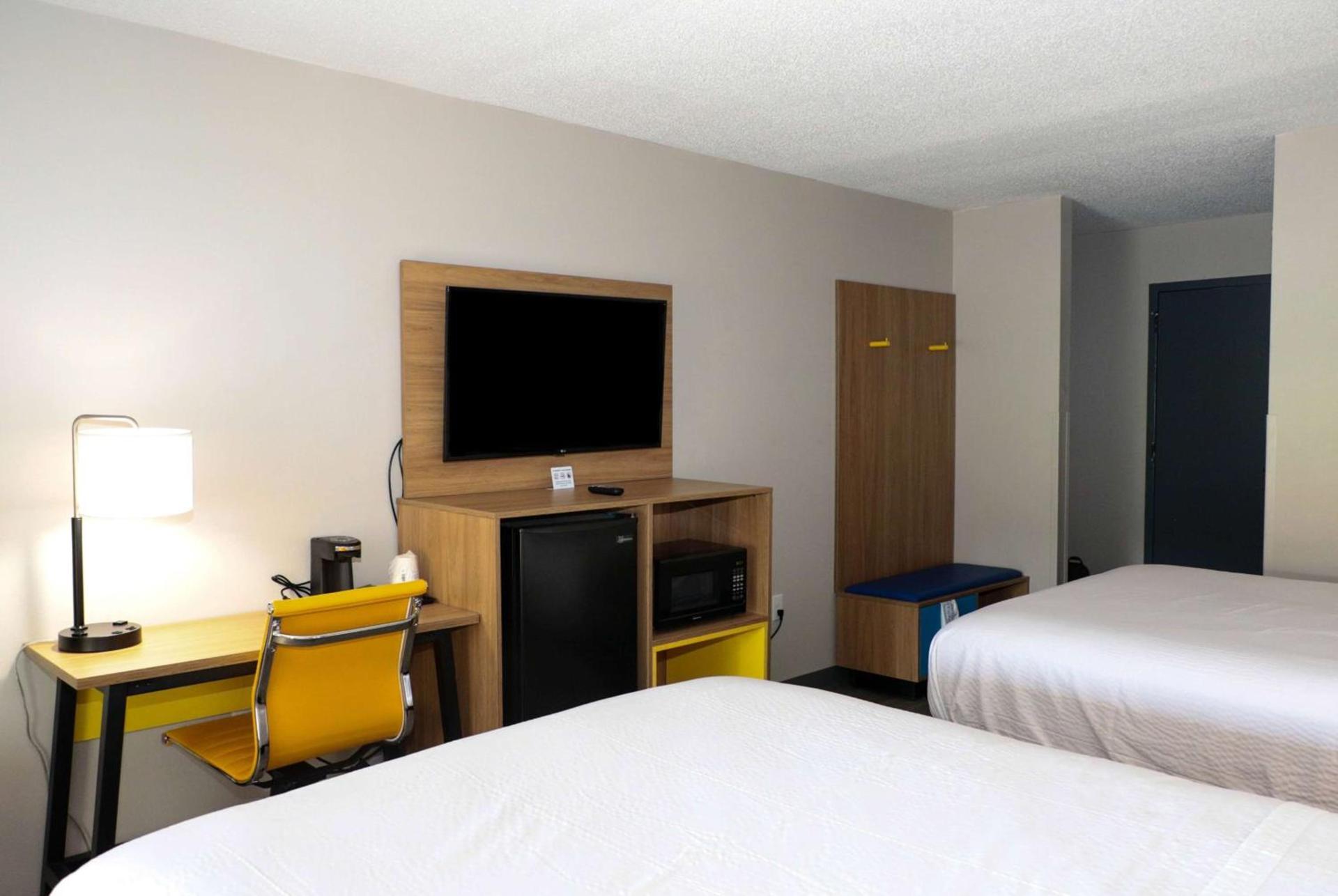 Days Inn by Wyndham Farmville photo 14