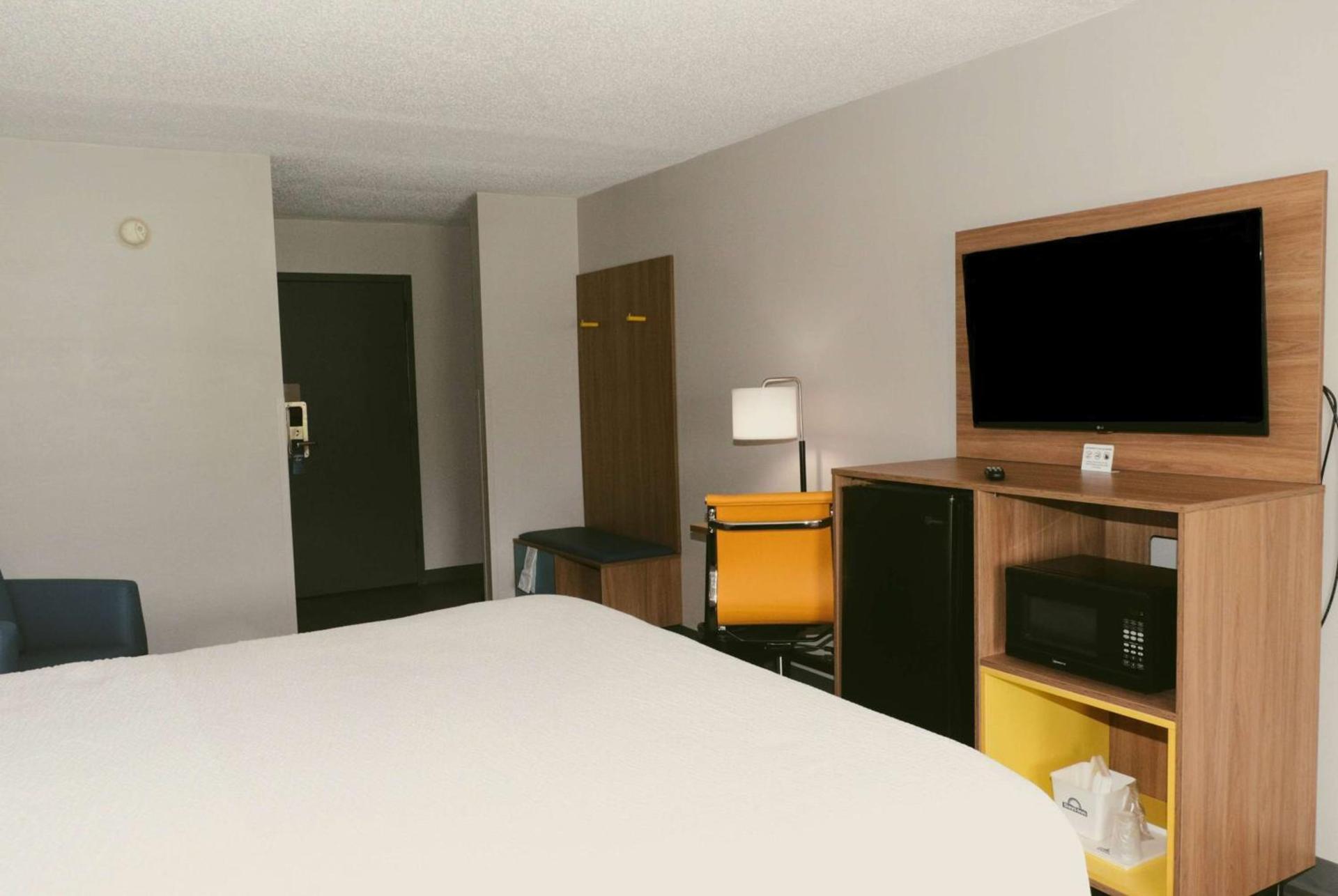 Days Inn by Wyndham Farmville photo 15