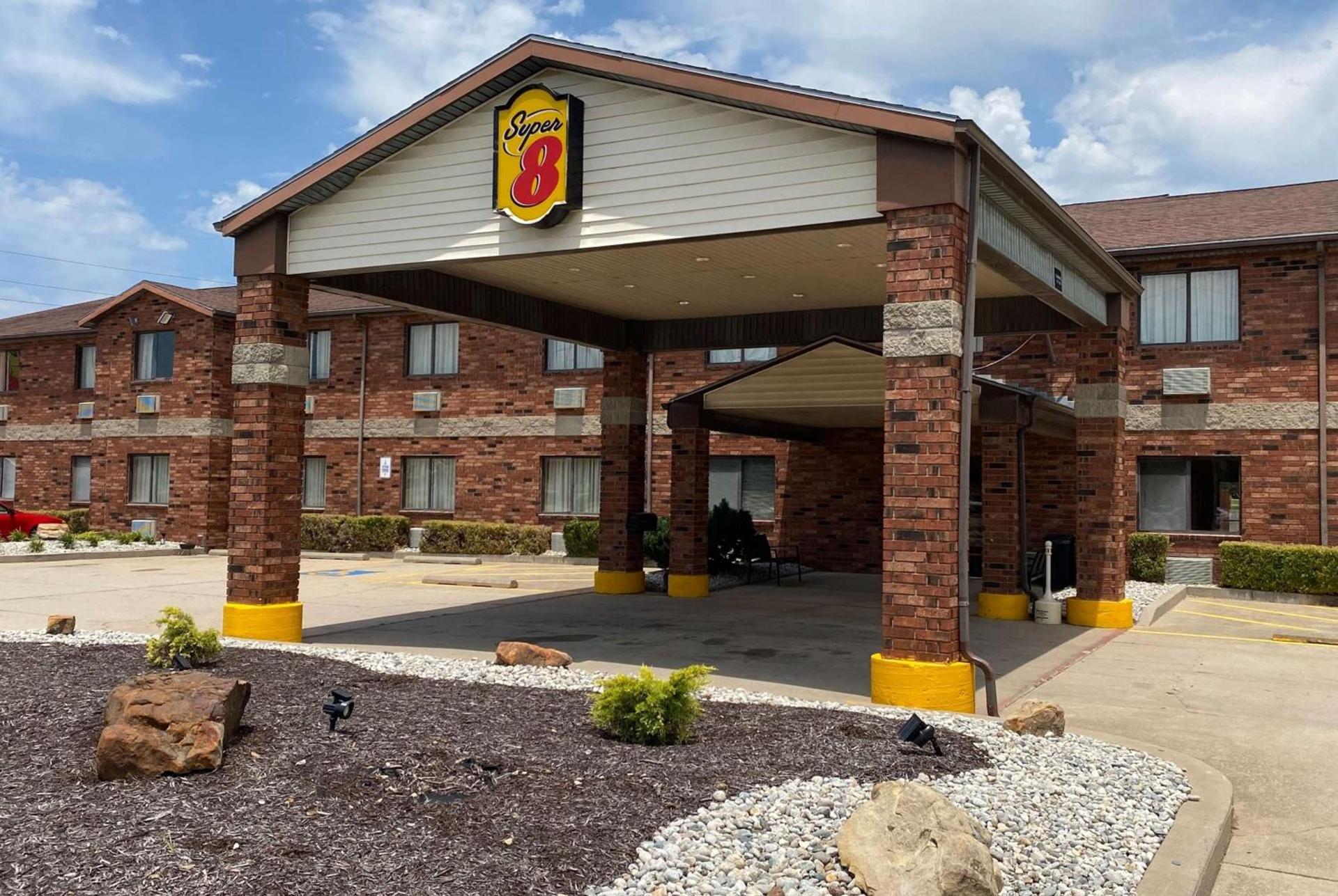 Super 8 by Wyndham Independence KS photo 2