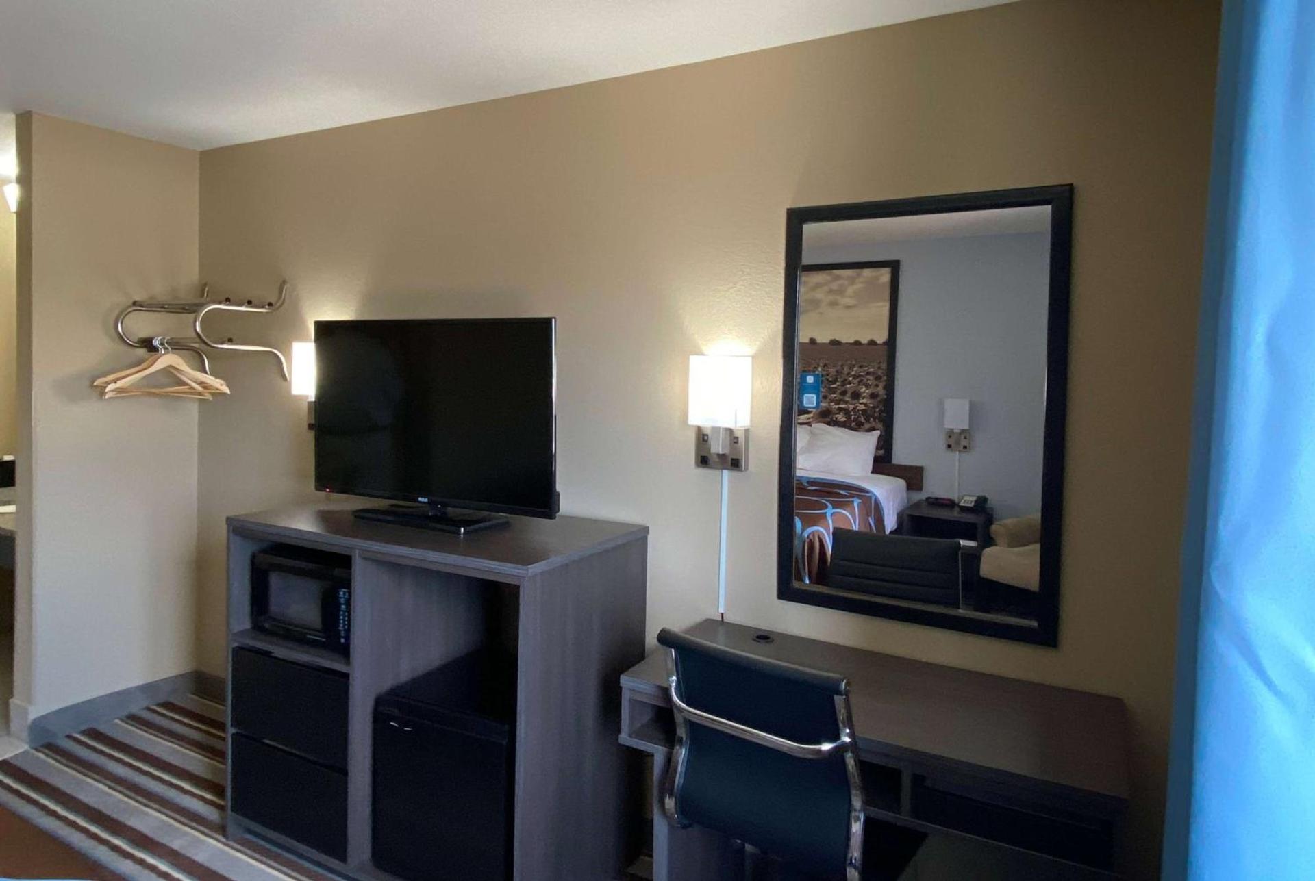 Super 8 by Wyndham Independence KS photo 12