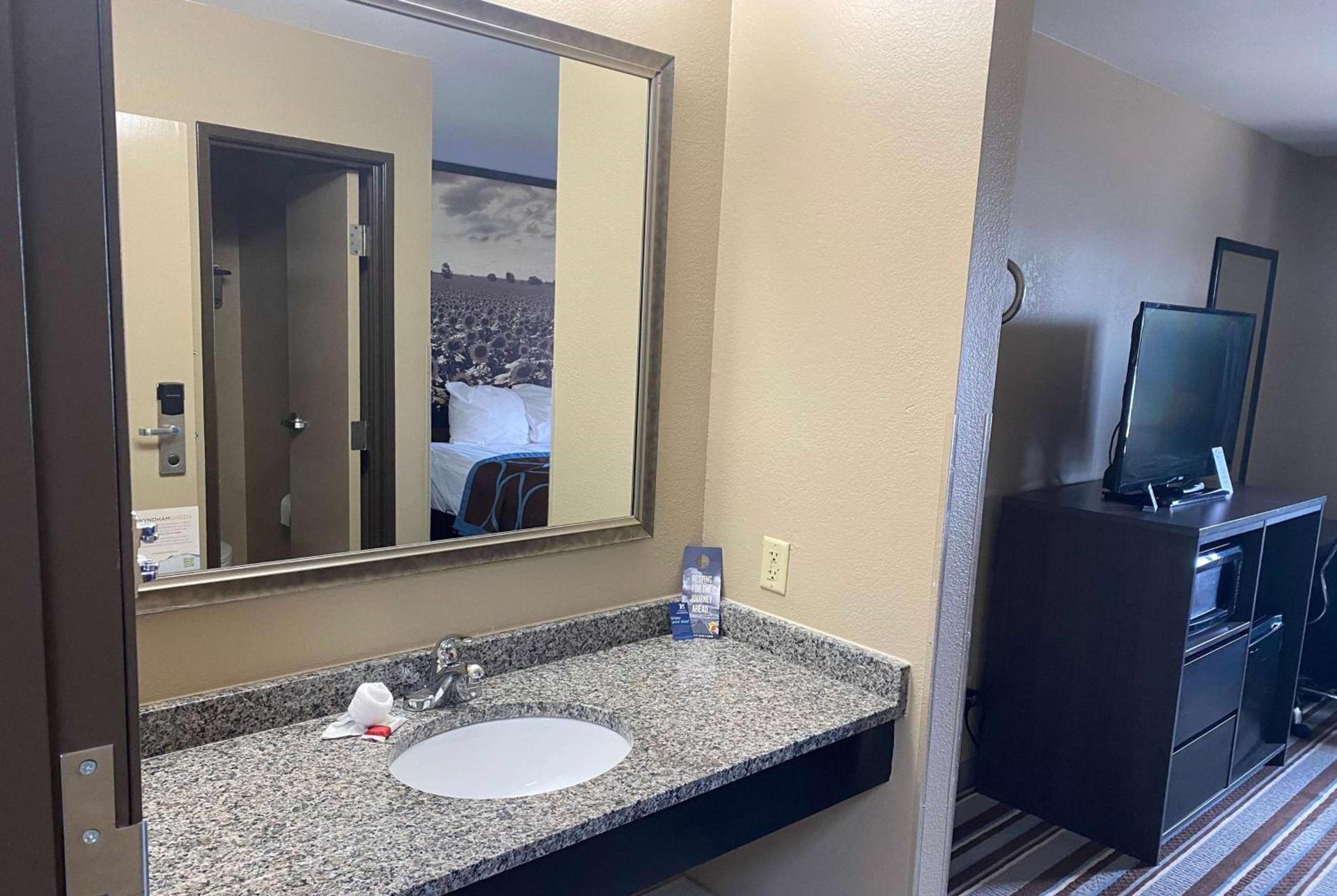 Super 8 by Wyndham Independence KS photo 15