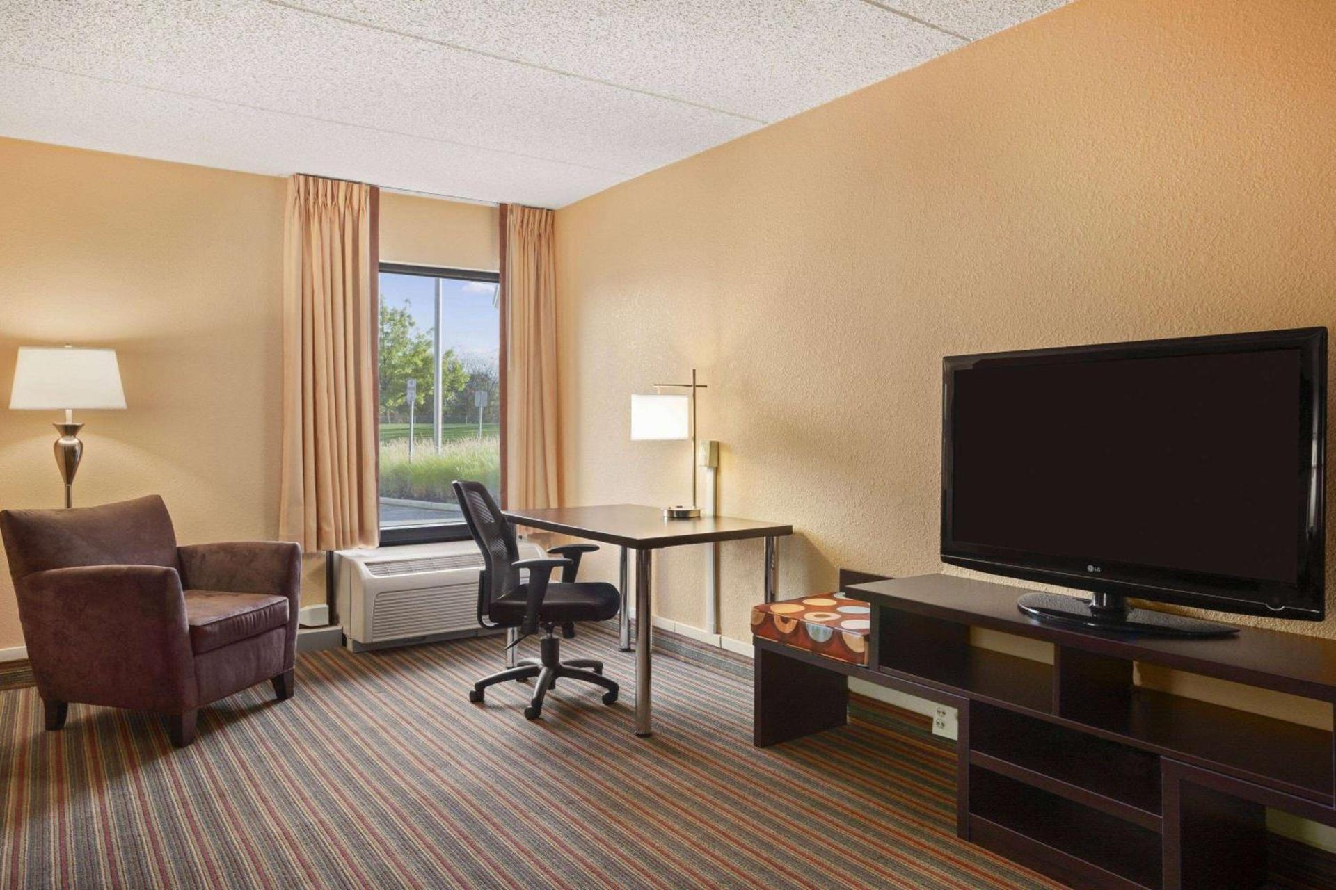 Super 8 by Wyndham Mount Laurel photo 8