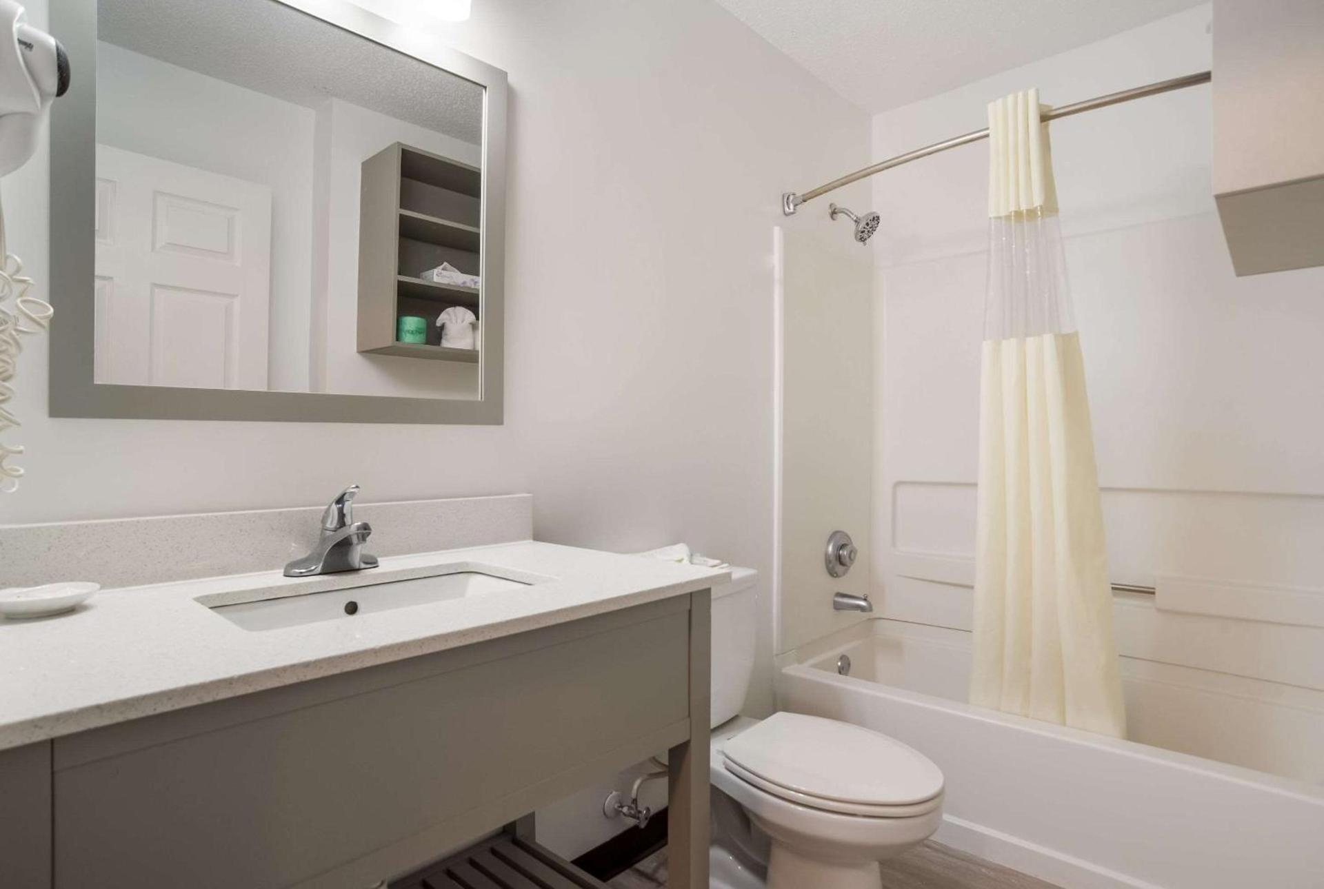 Suburban Studios Biloxi North Area photo 4