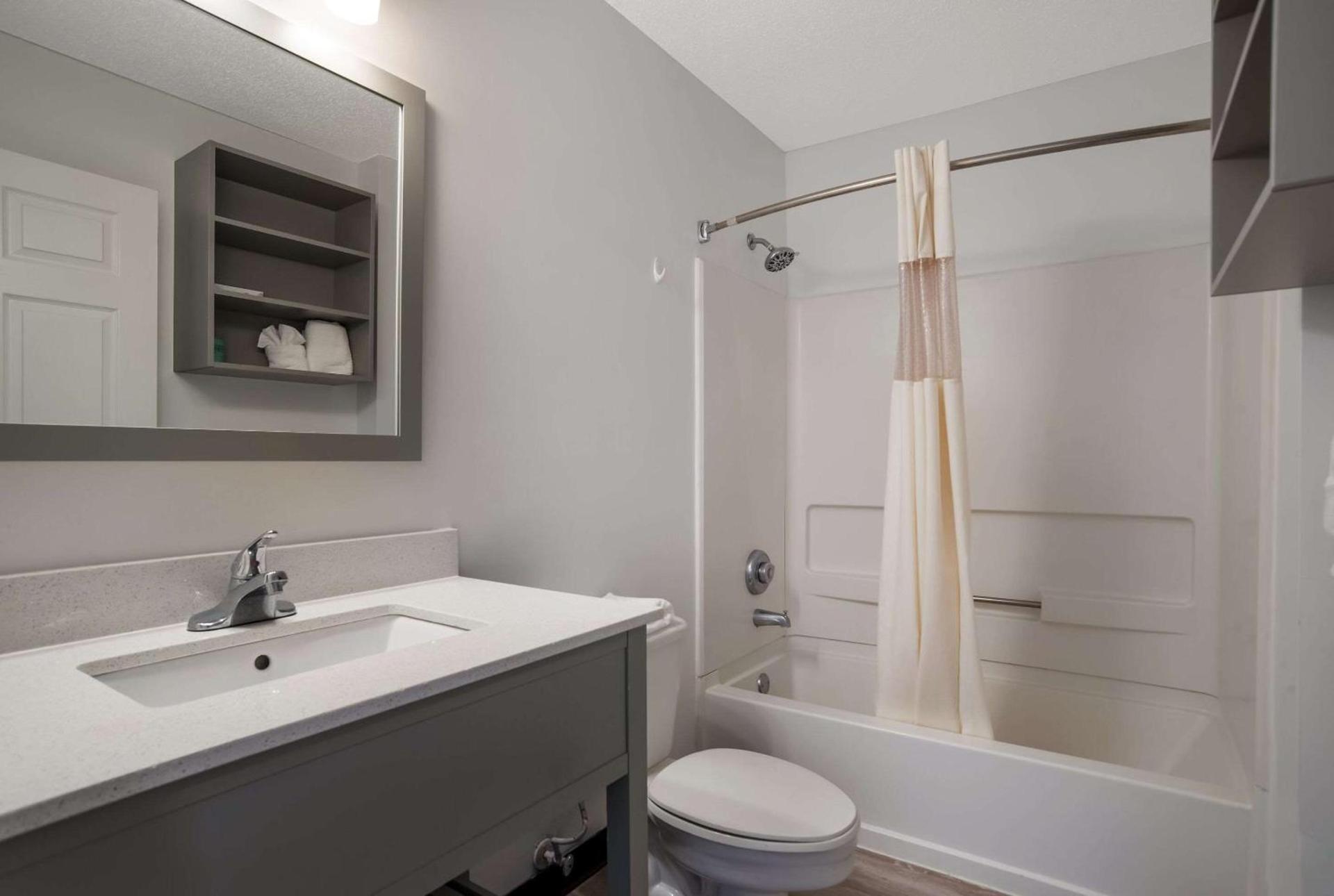 Suburban Studios Biloxi North Area photo 7