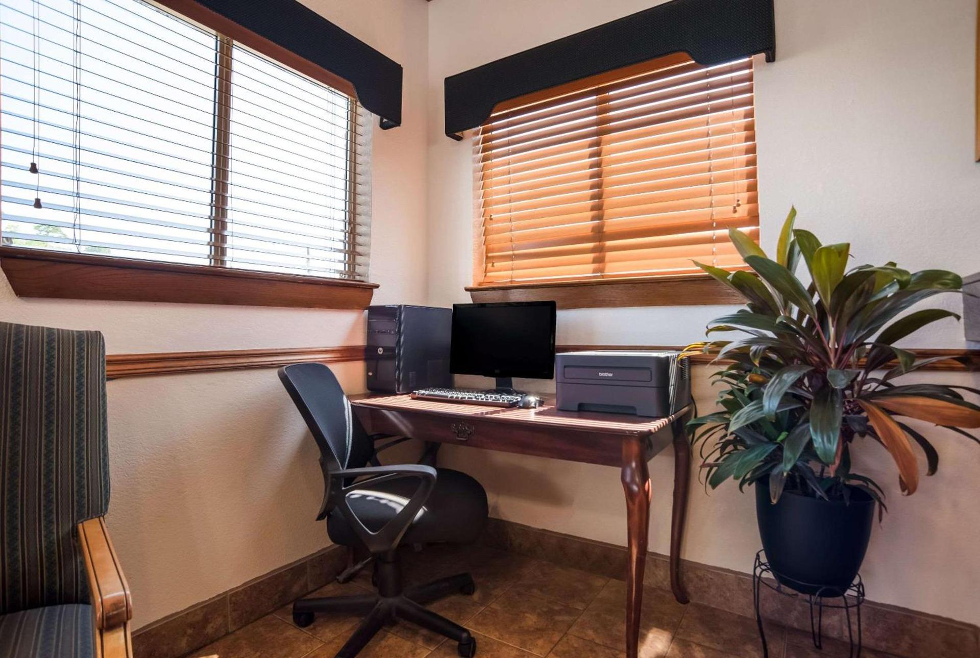 Suburban Studios Biloxi North Area photo 17