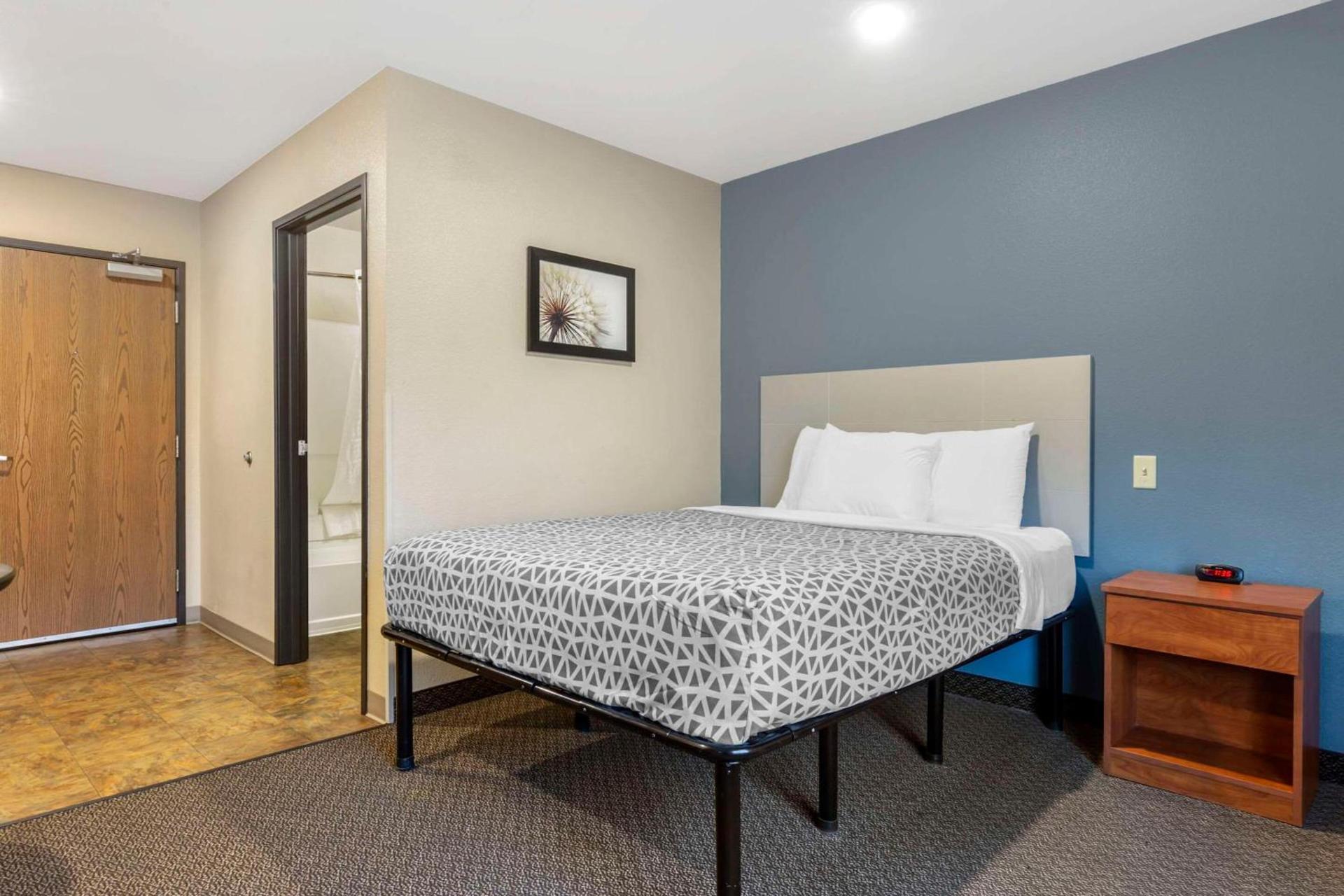 WoodSpring Suites Raleigh Garner photo 2