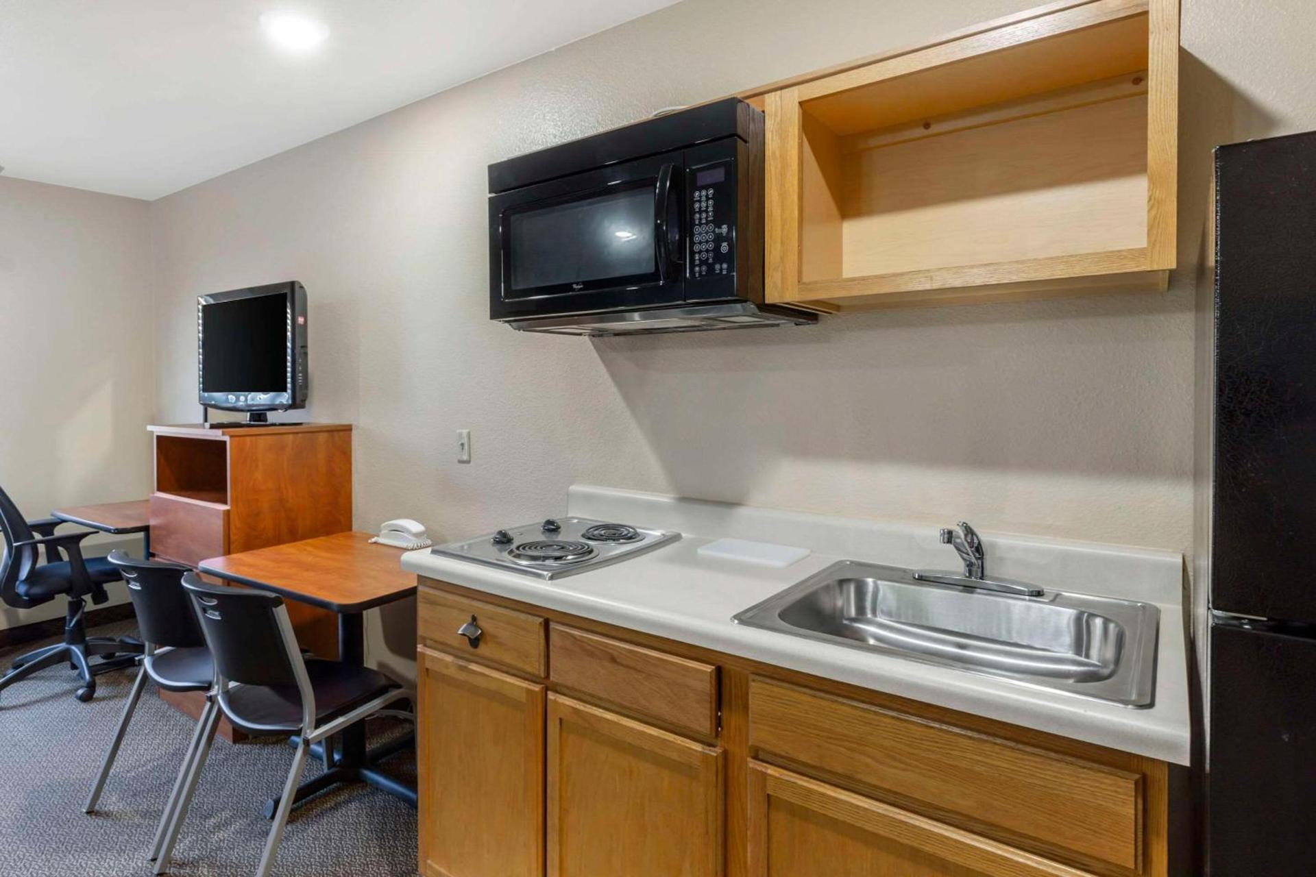 WoodSpring Suites Raleigh Garner photo 8