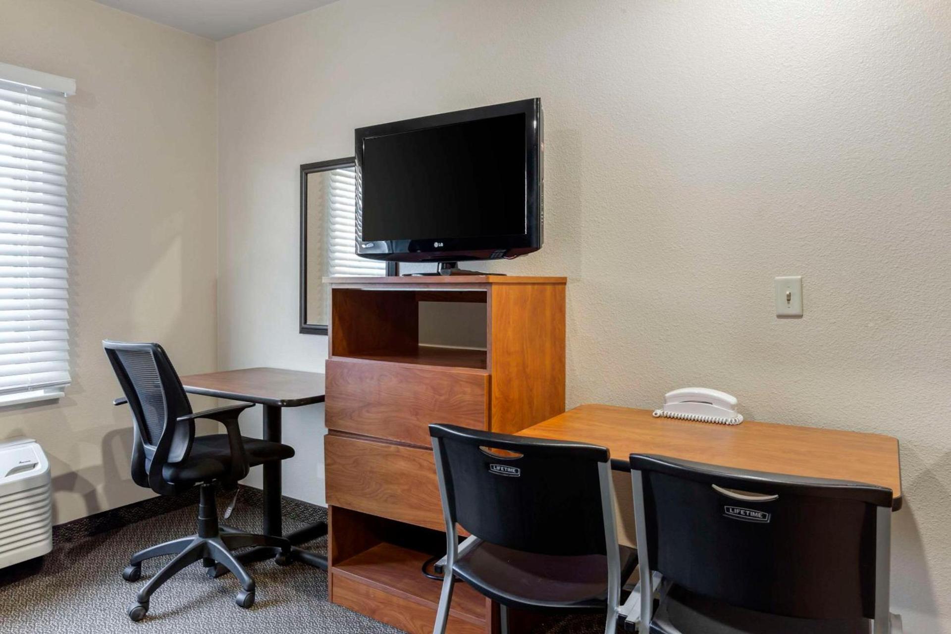 WoodSpring Suites Raleigh Garner photo 4
