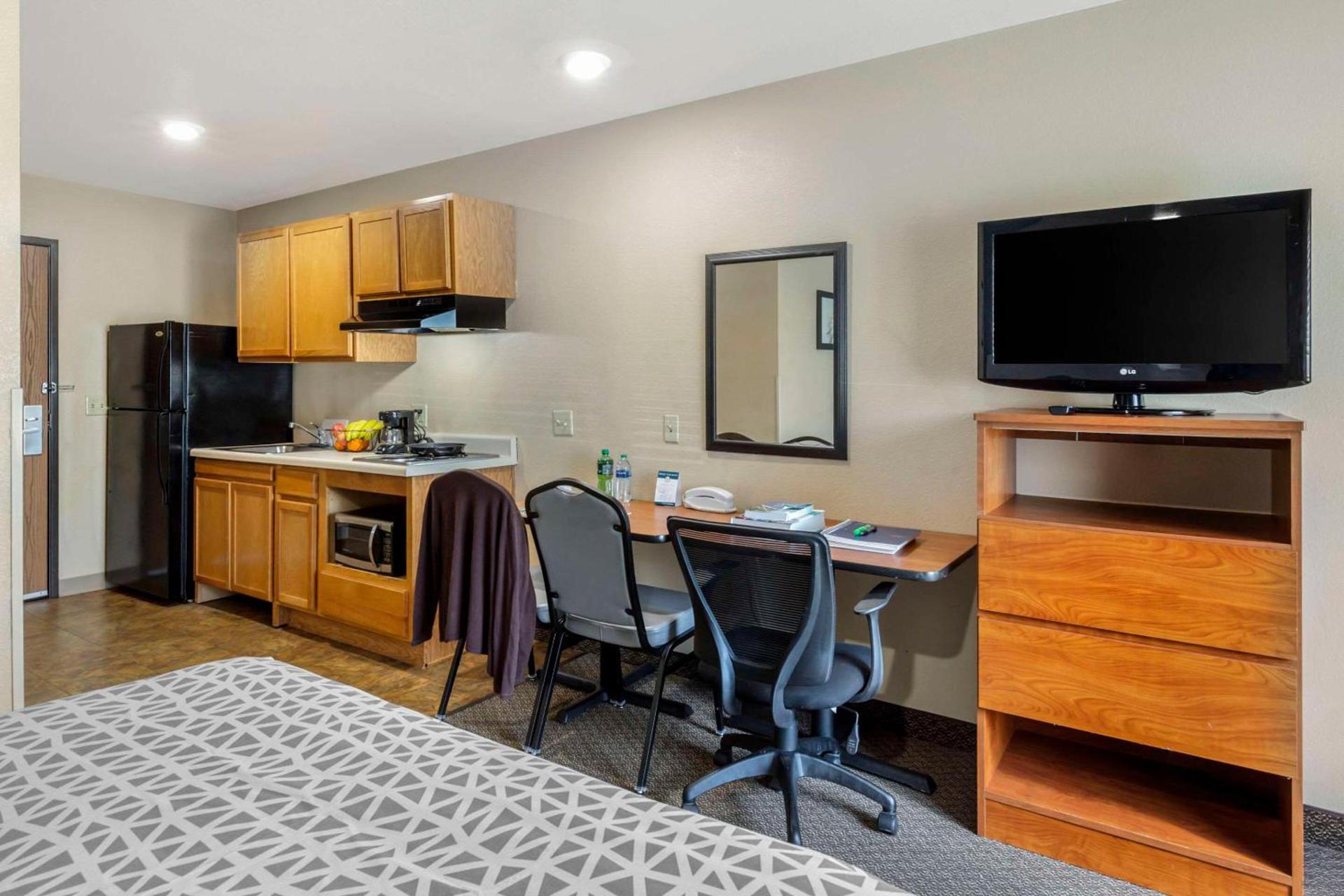 WoodSpring Suites Raleigh Garner photo 6