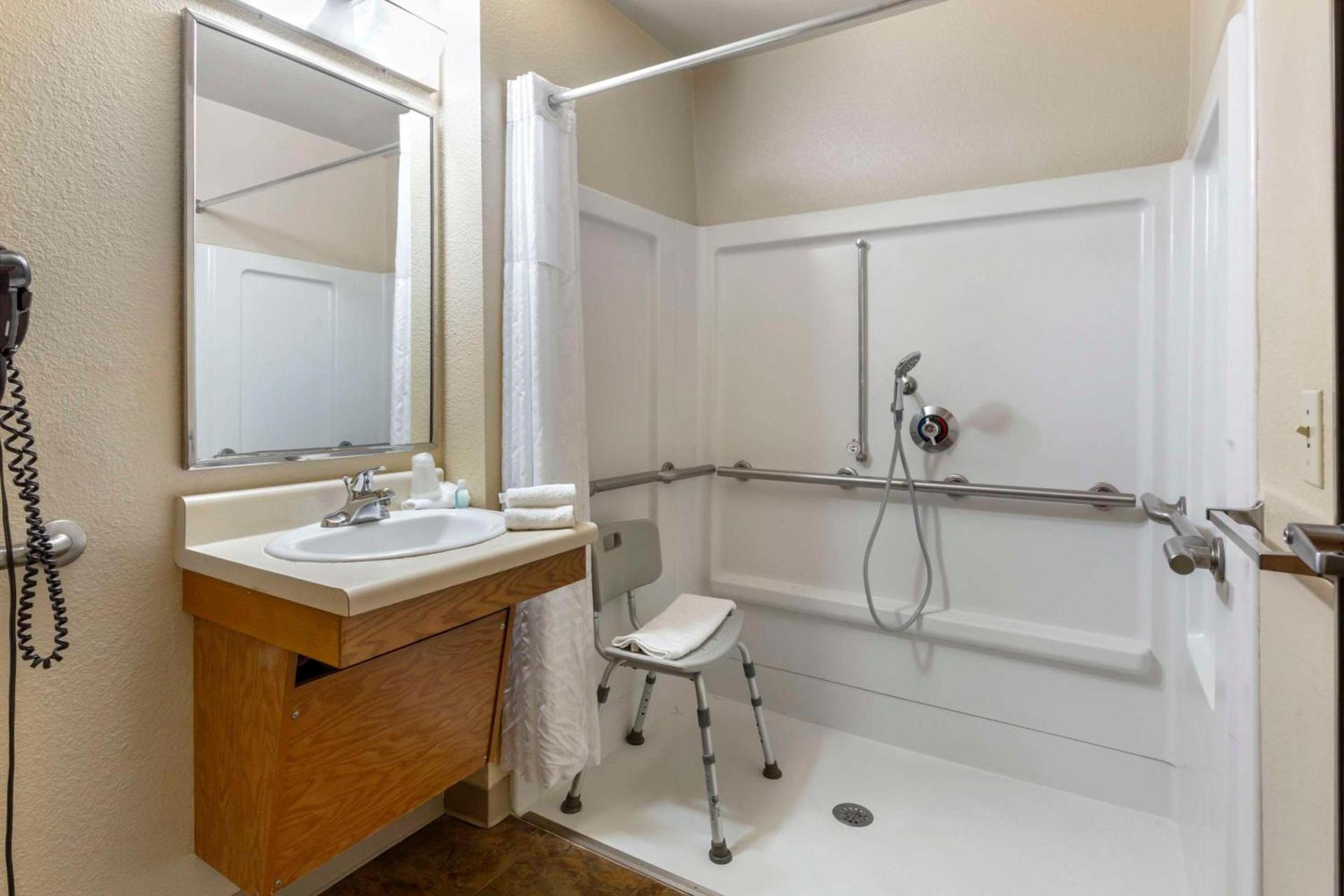 WoodSpring Suites Raleigh Garner photo 17