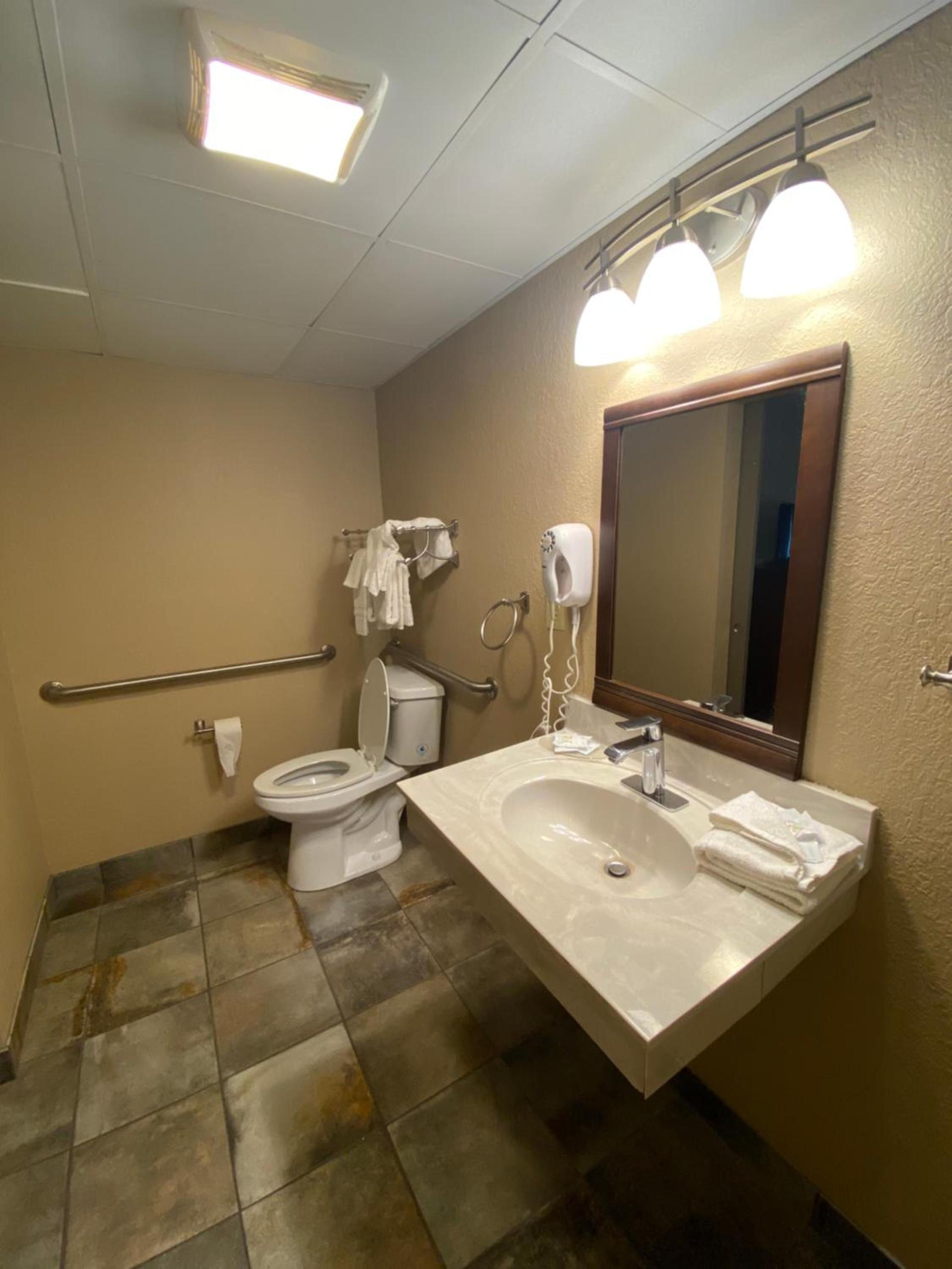 Howard Johnson by Wyndham Branson Theatre District photo 71