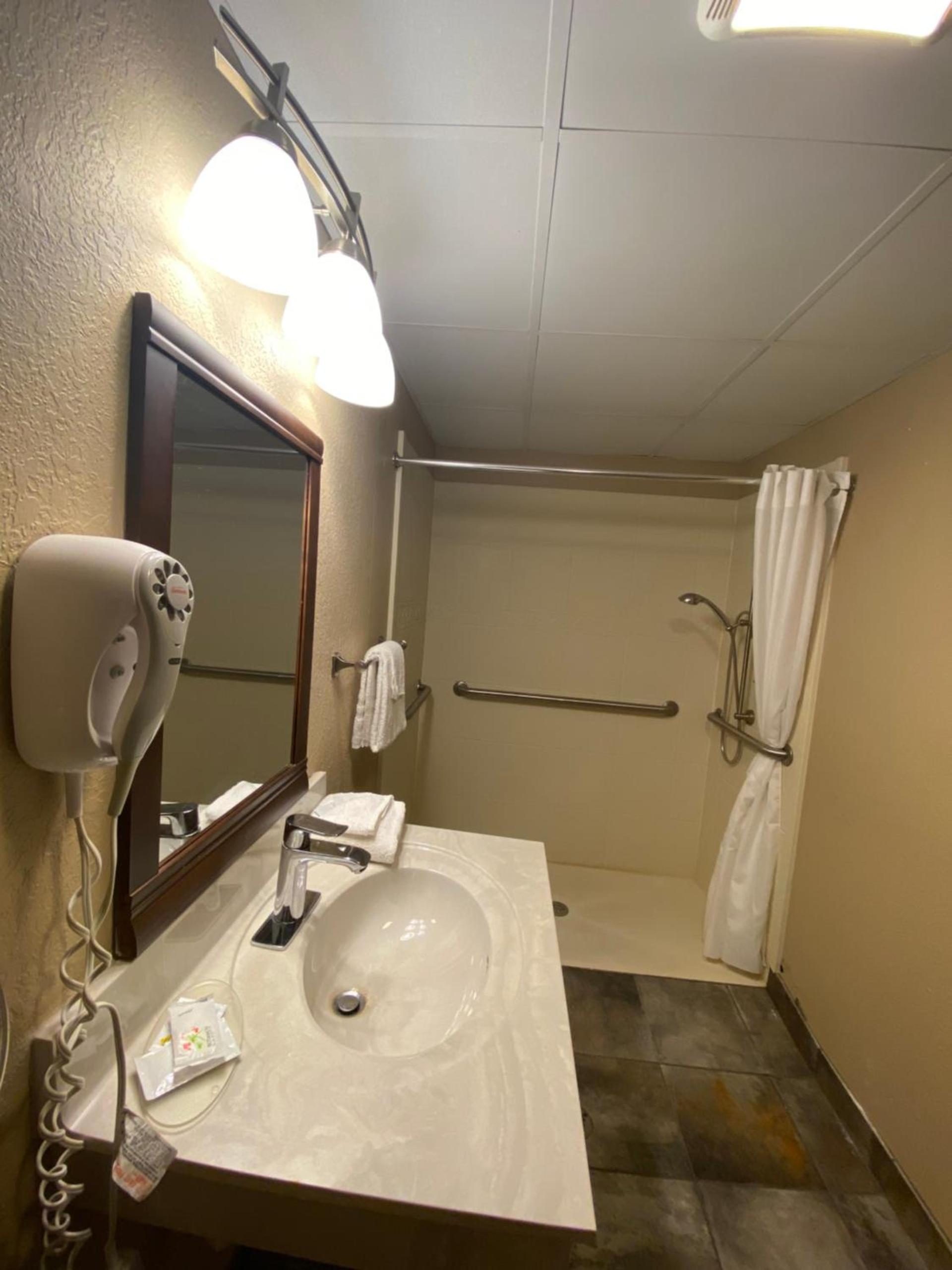 Howard Johnson by Wyndham Branson Theatre District photo 72
