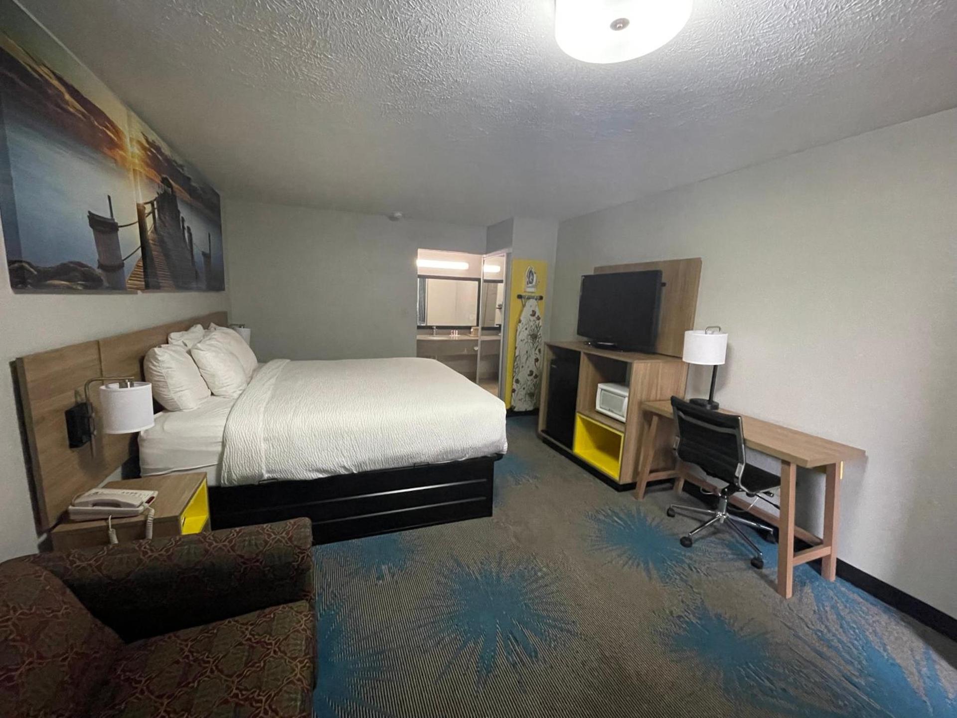Days Inn by Wyndham Savannah photo 37