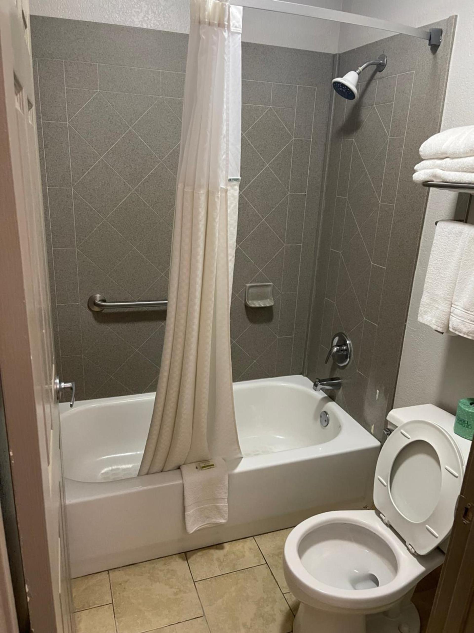 Days Inn by Wyndham Savannah photo 39