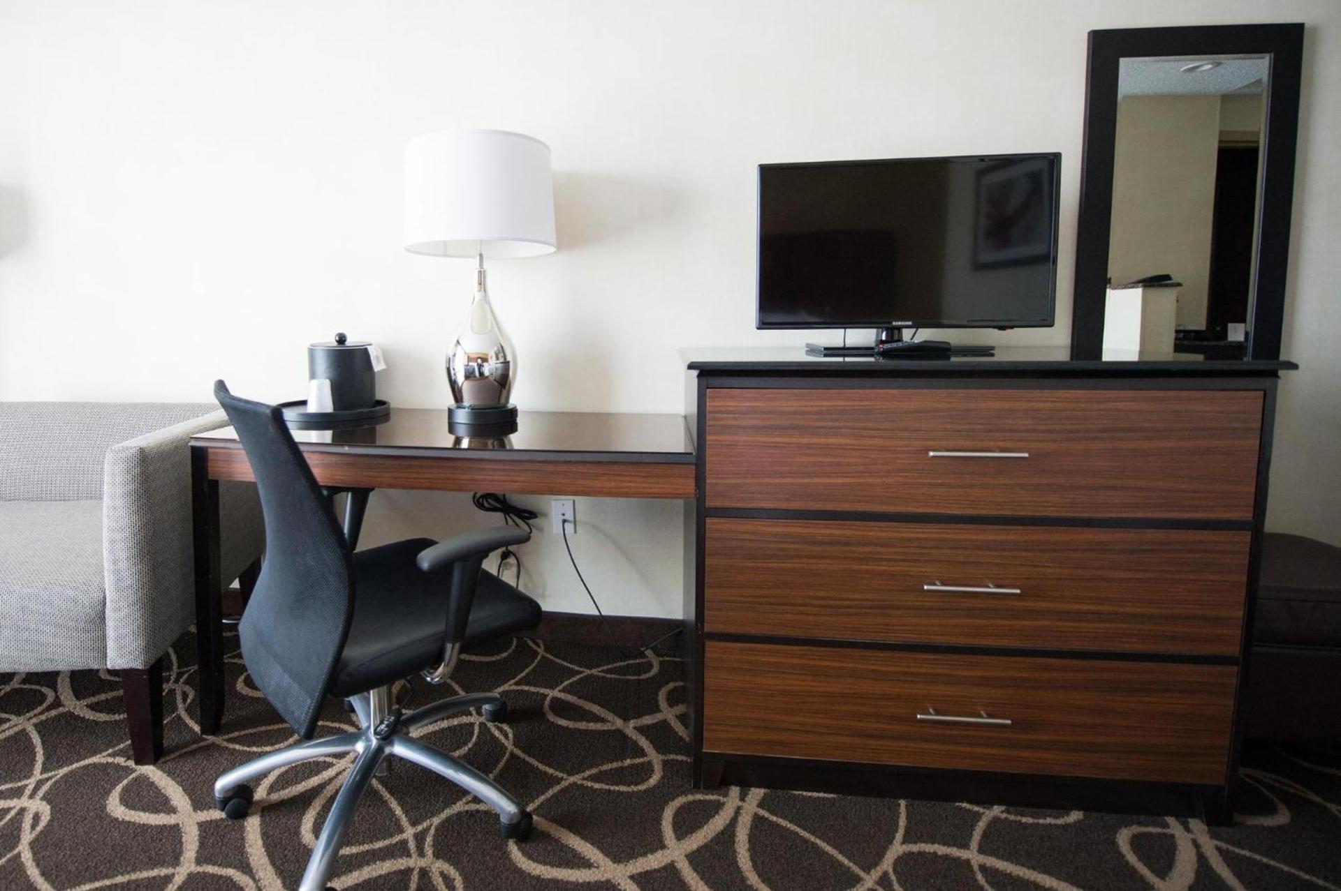 Holiday Inn Newark International Airport photo 18