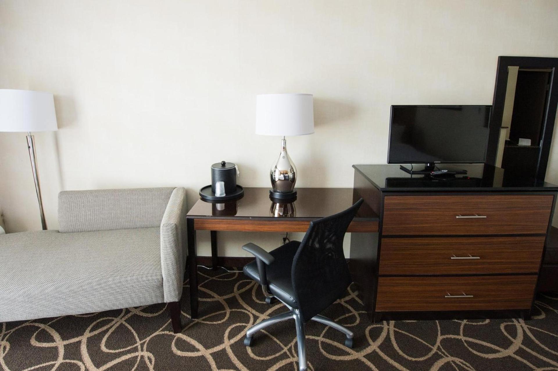 Holiday Inn Newark International Airport photo 17
