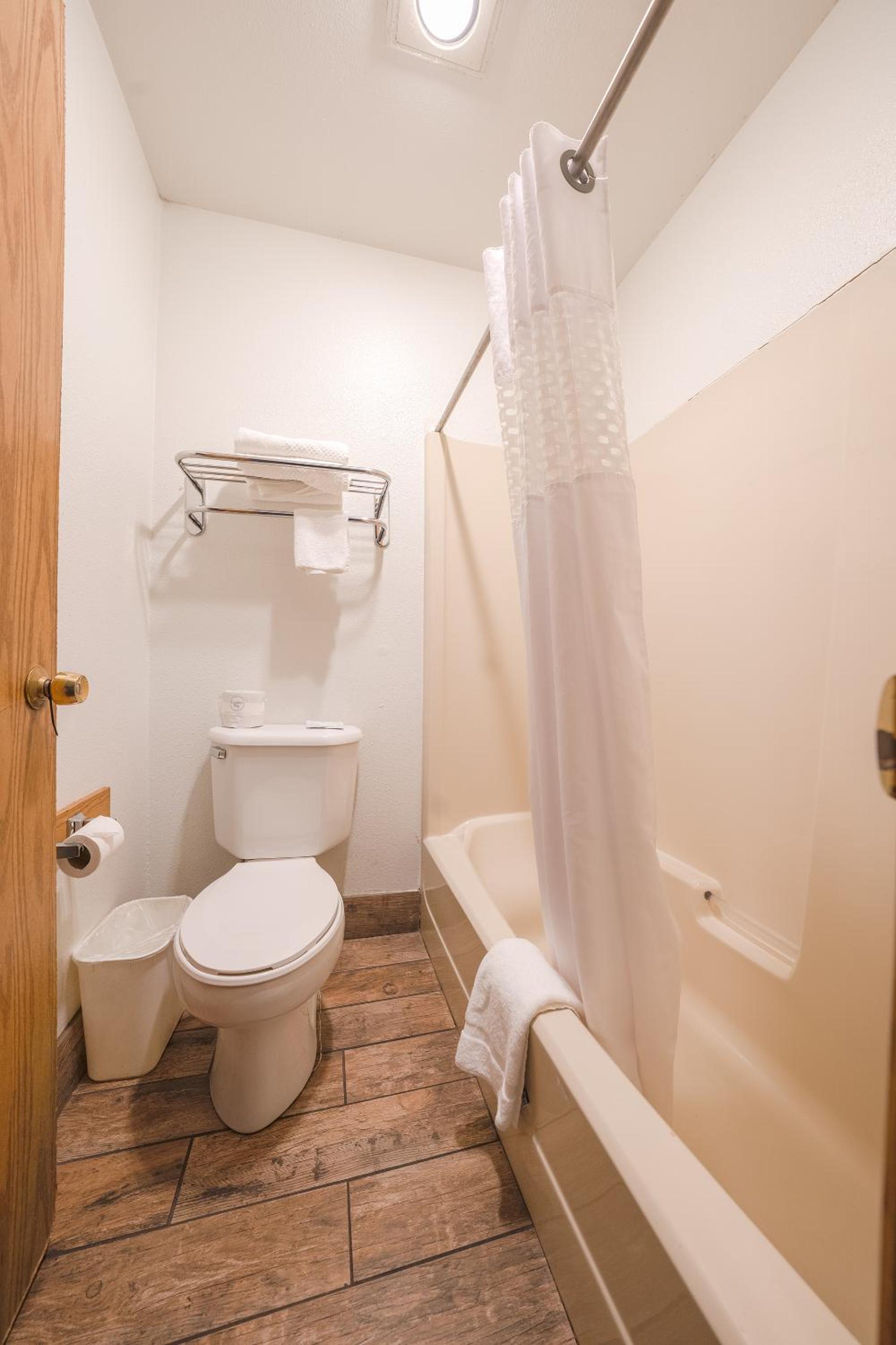 Budget Inn Gladstone By OYO - Portland Clackamas photo 56