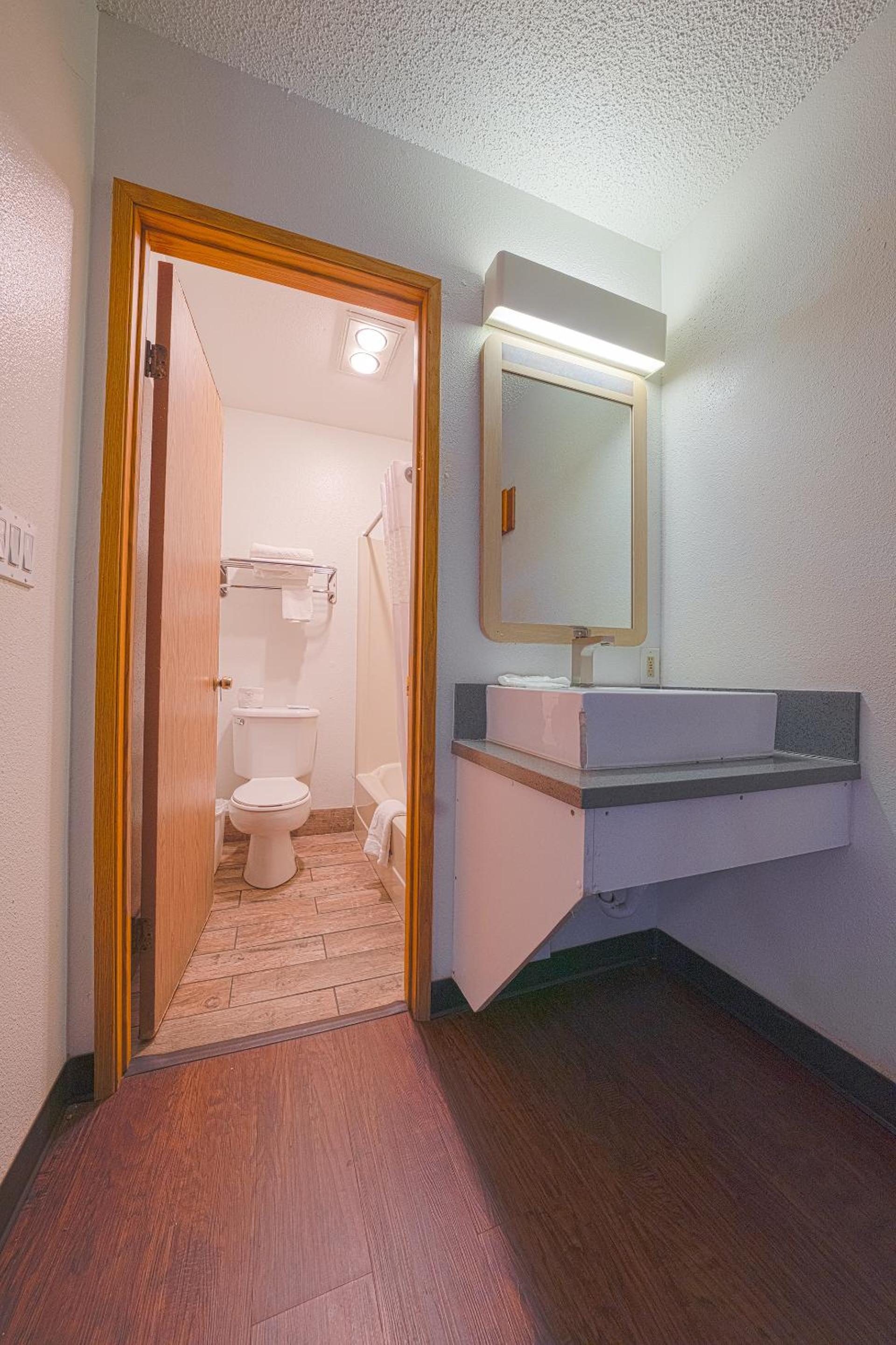Budget Inn Gladstone By OYO - Portland Clackamas photo 59