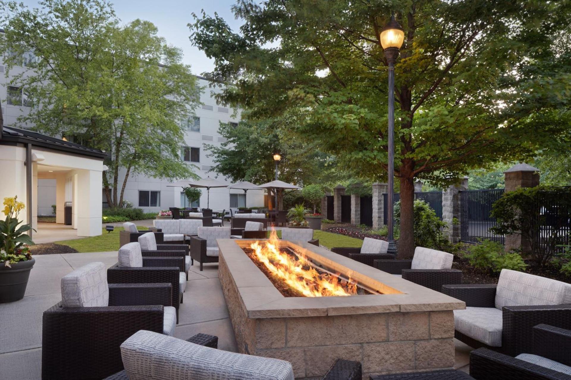 Courtyard Edison Woodbridge photo 32