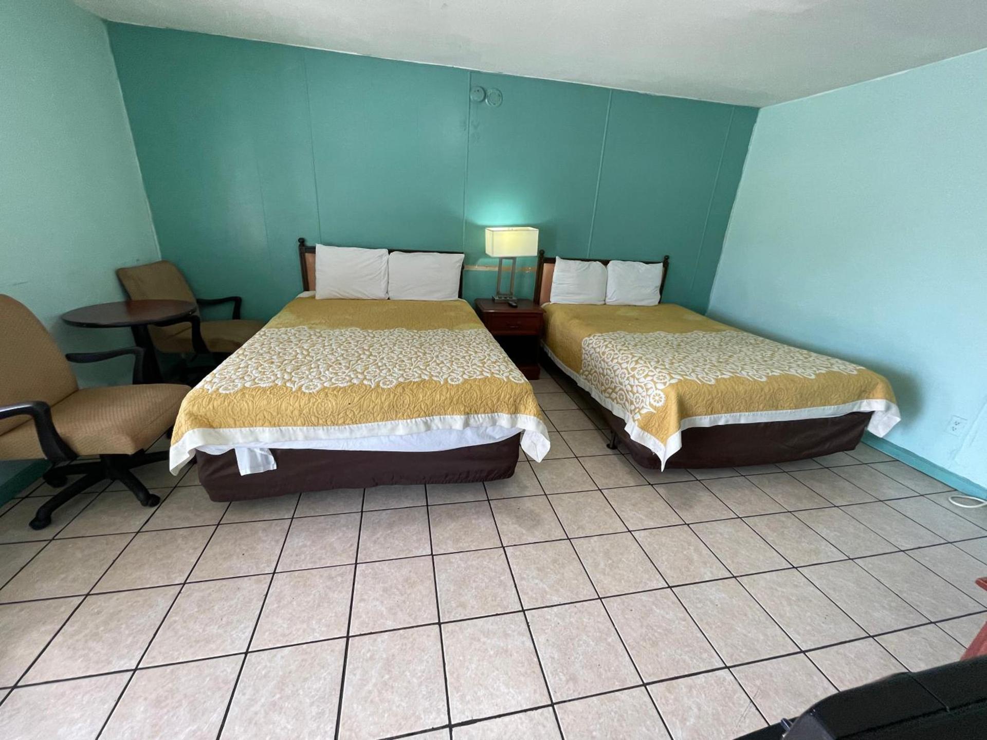 LAMPLIGHTER INN photo 8