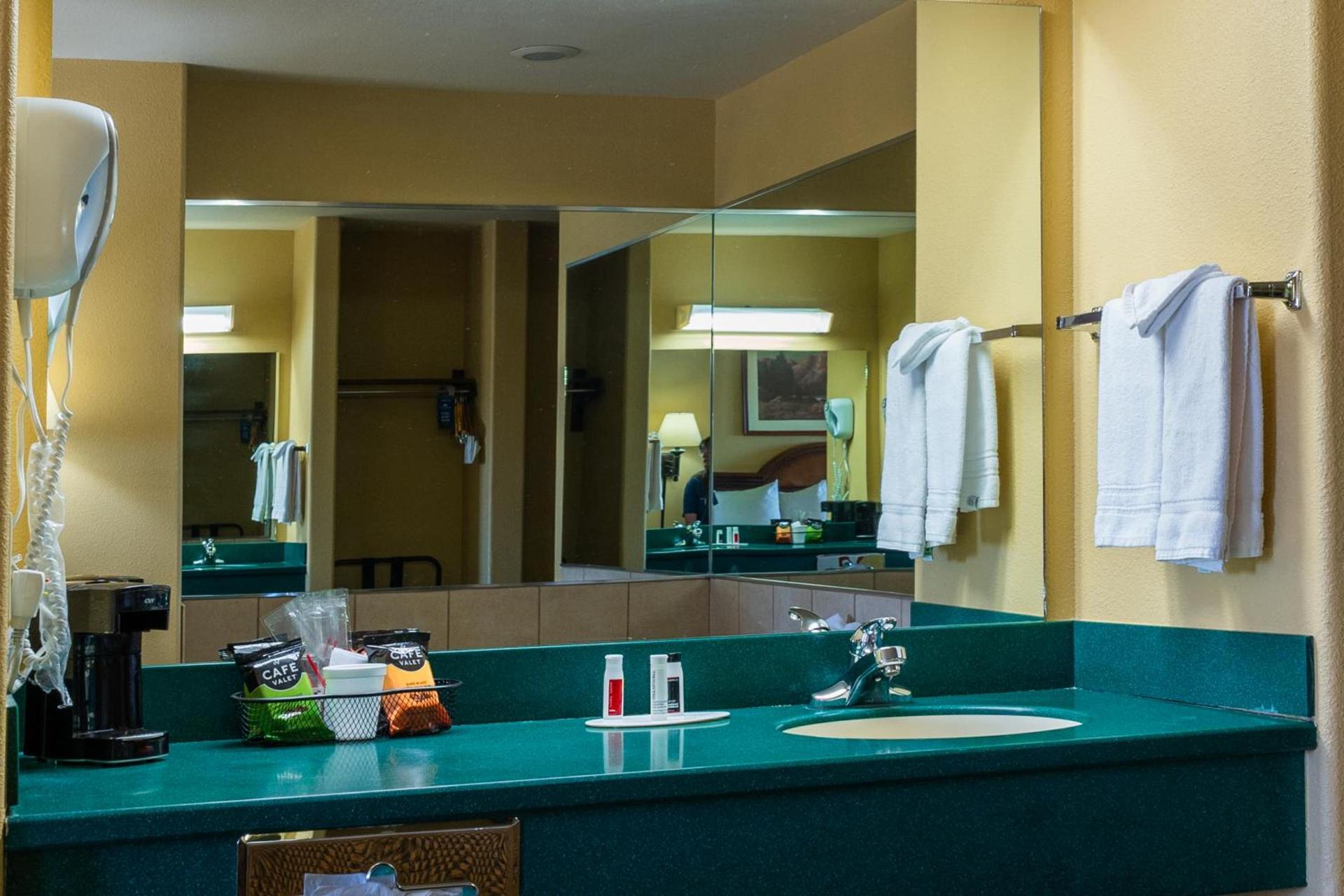 Pinedale Hotel & Suites photo 42