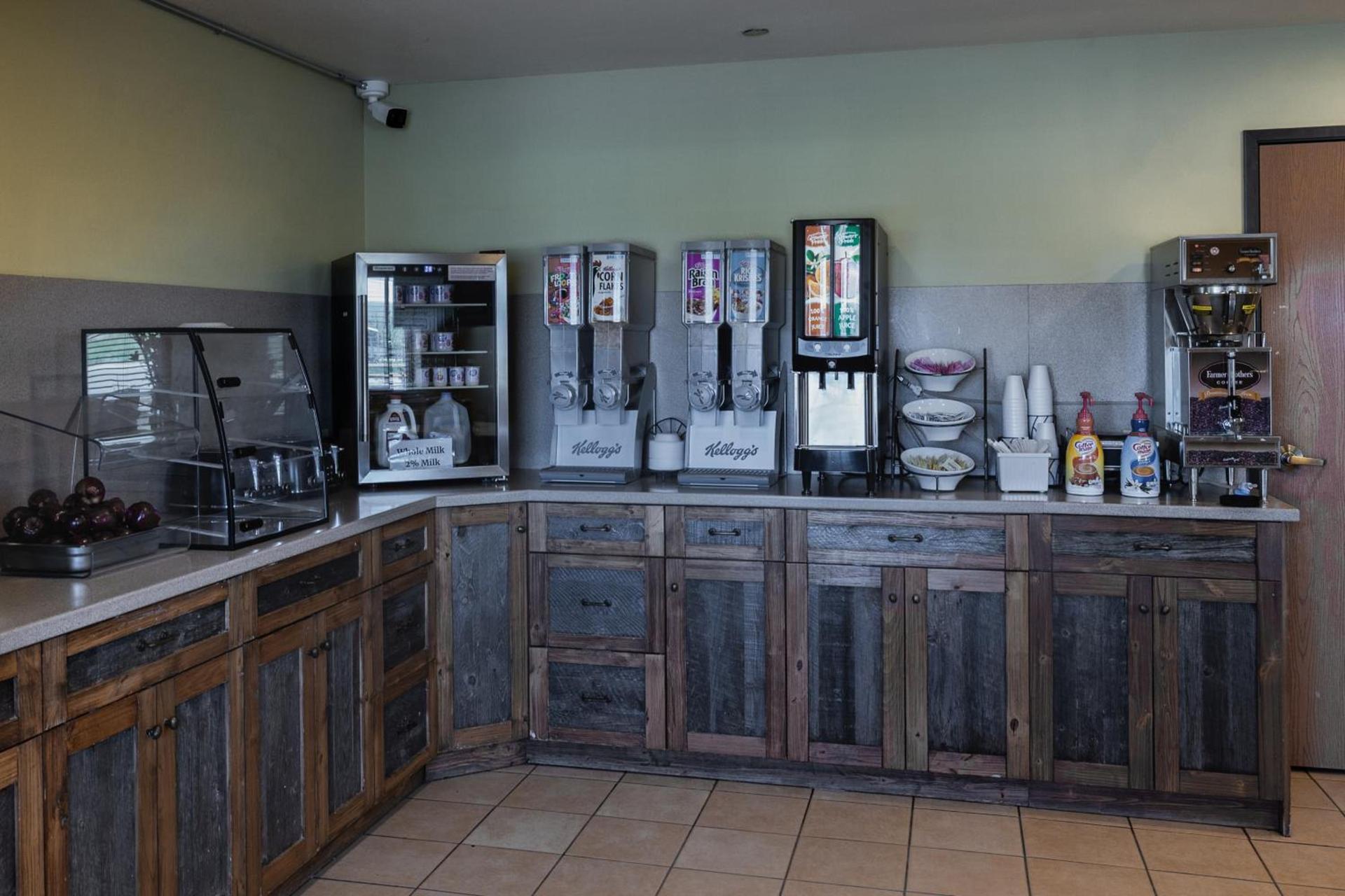 Pinedale Hotel & Suites photo 47