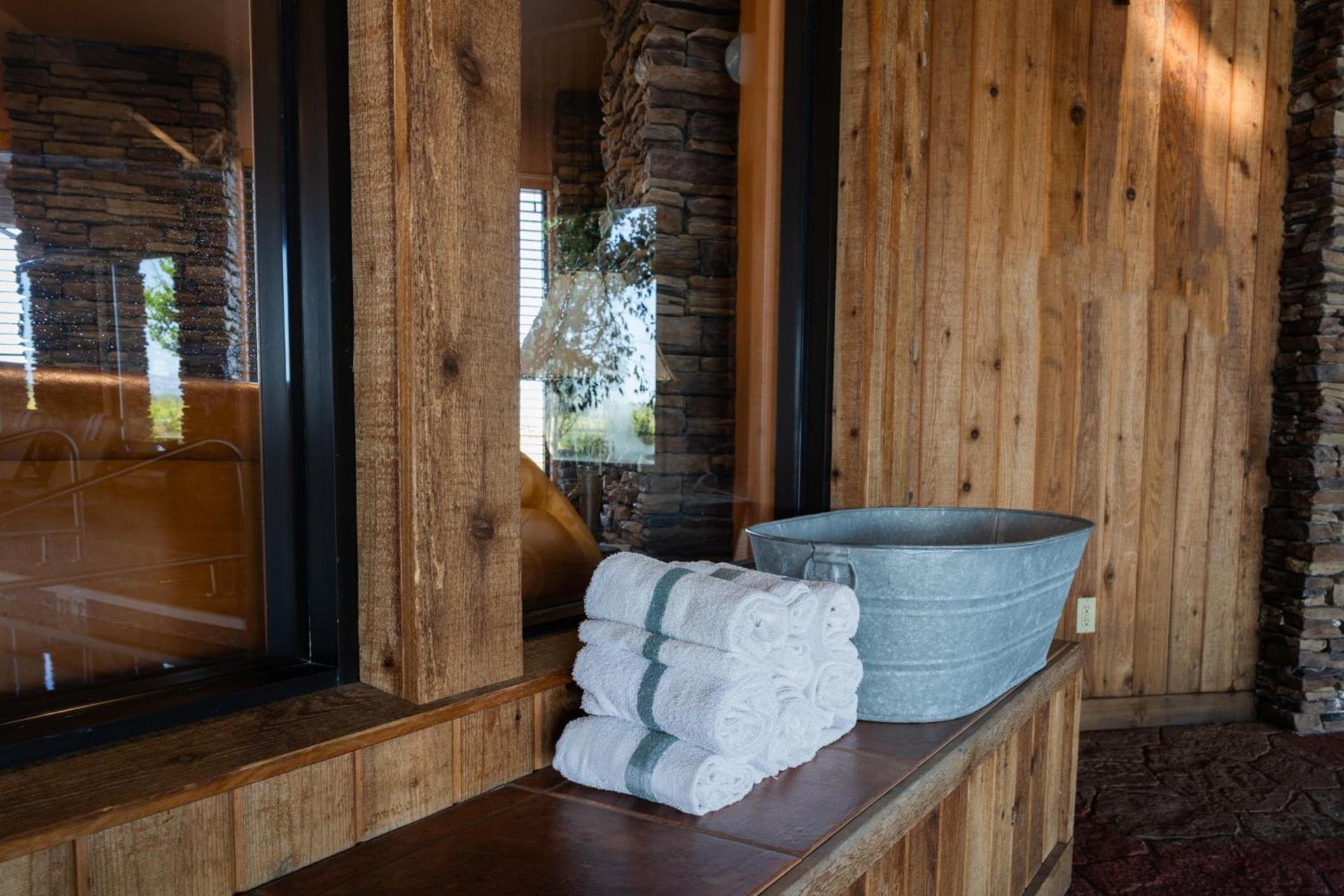Pinedale Hotel & Suites photo 46