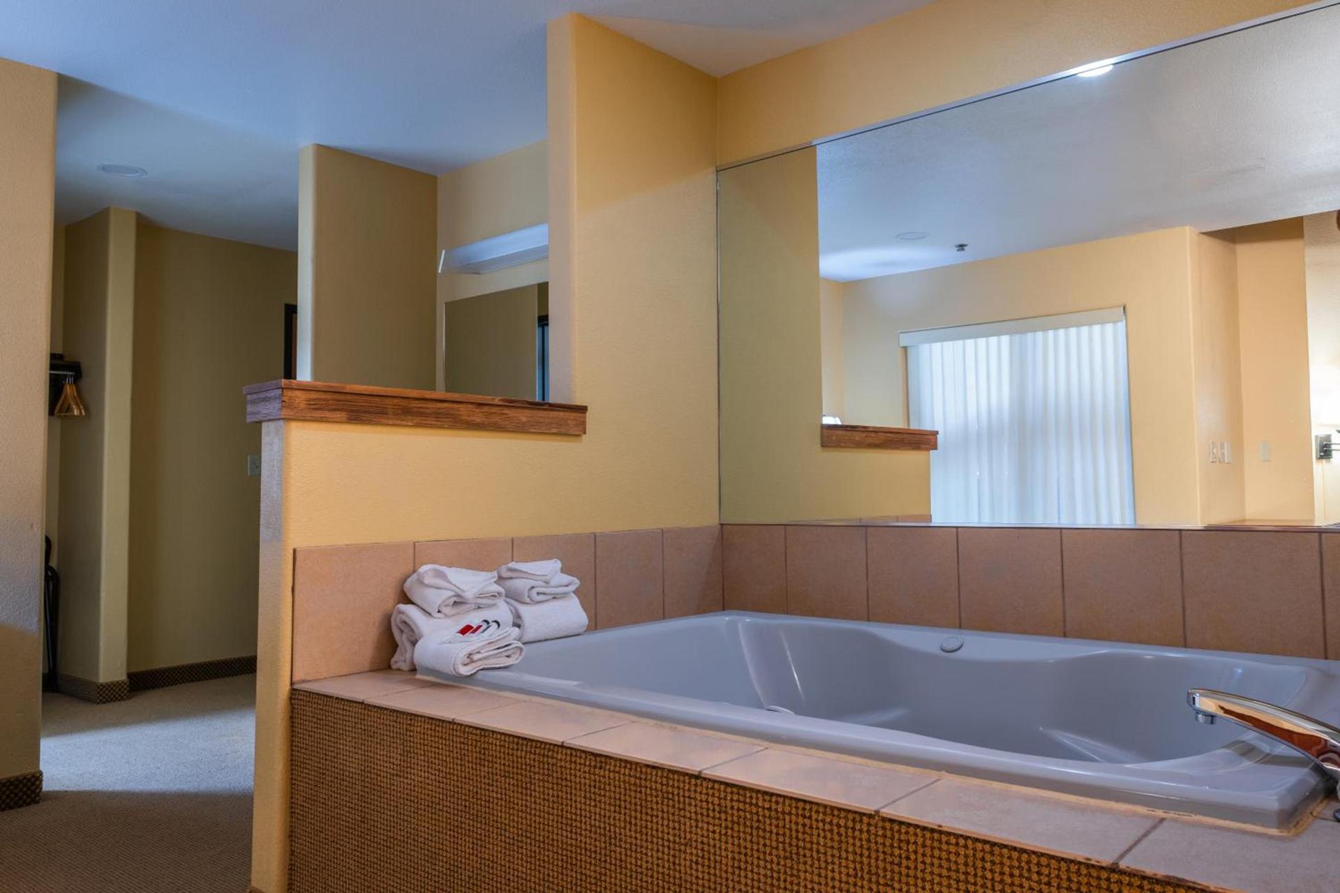 Pinedale Hotel & Suites photo 48