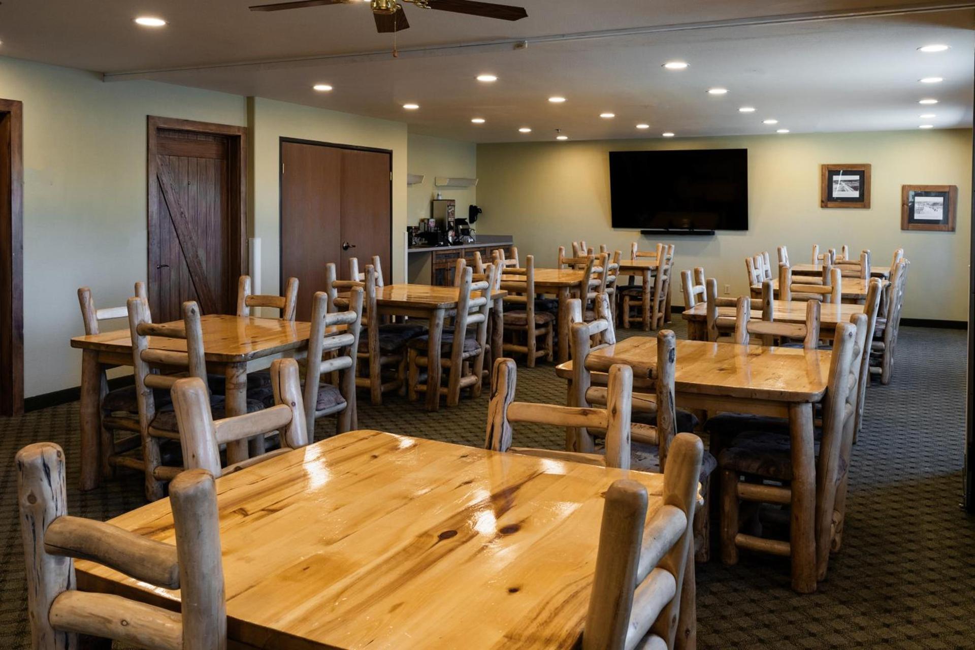 Pinedale Hotel & Suites photo 51