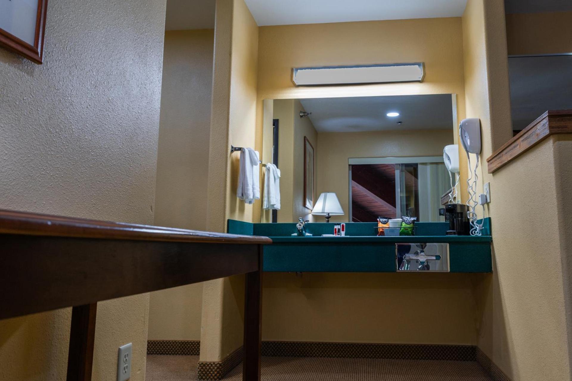 Pinedale Hotel & Suites photo 67