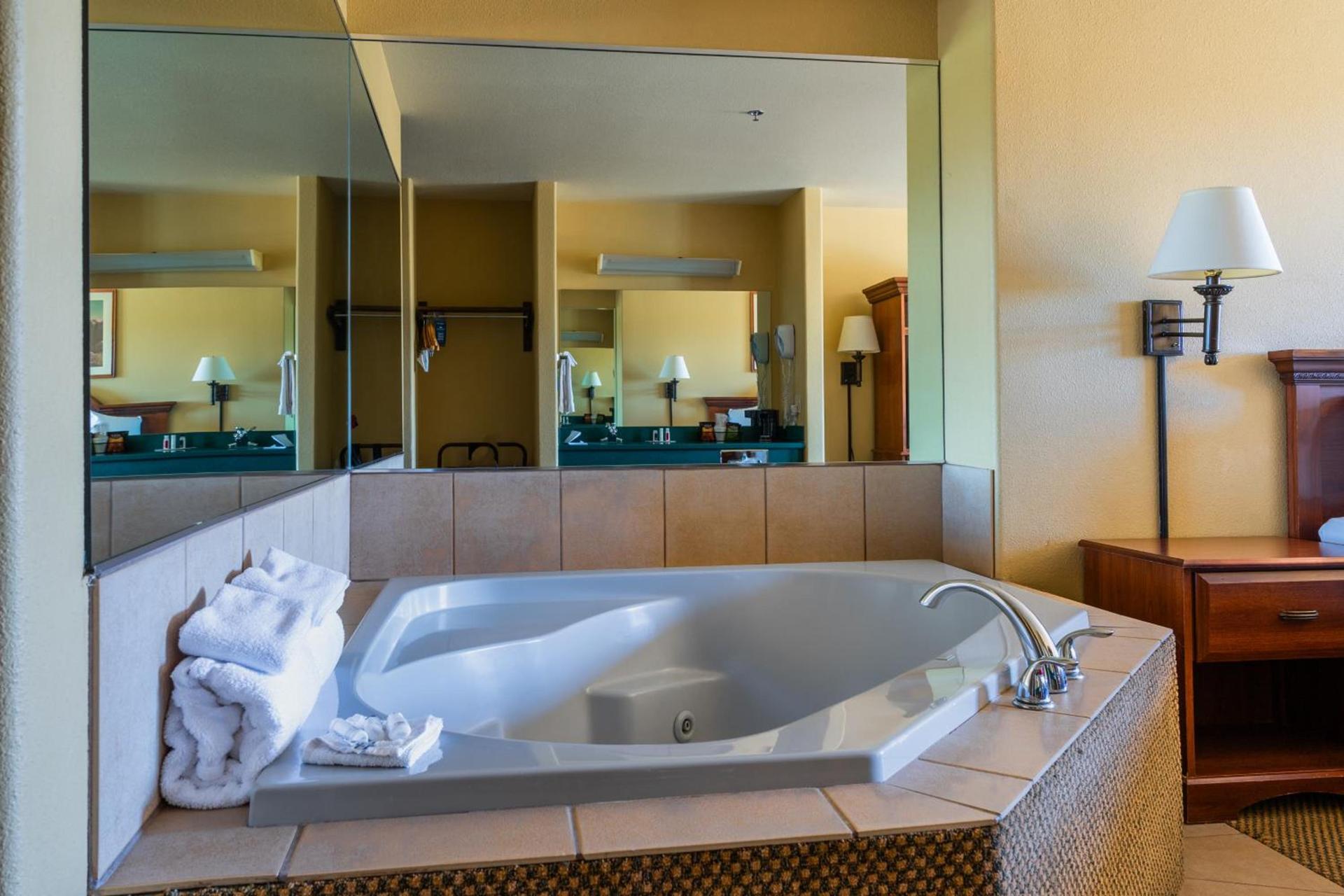 Pinedale Hotel & Suites photo 59