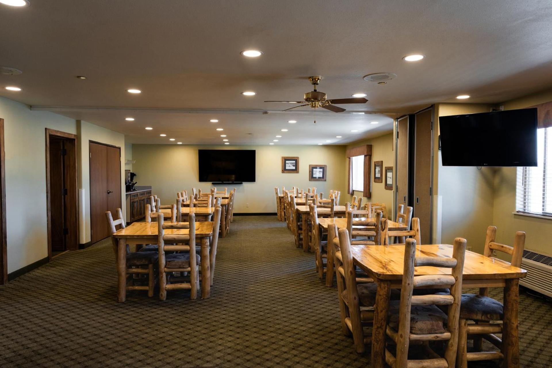Pinedale Hotel & Suites photo 74