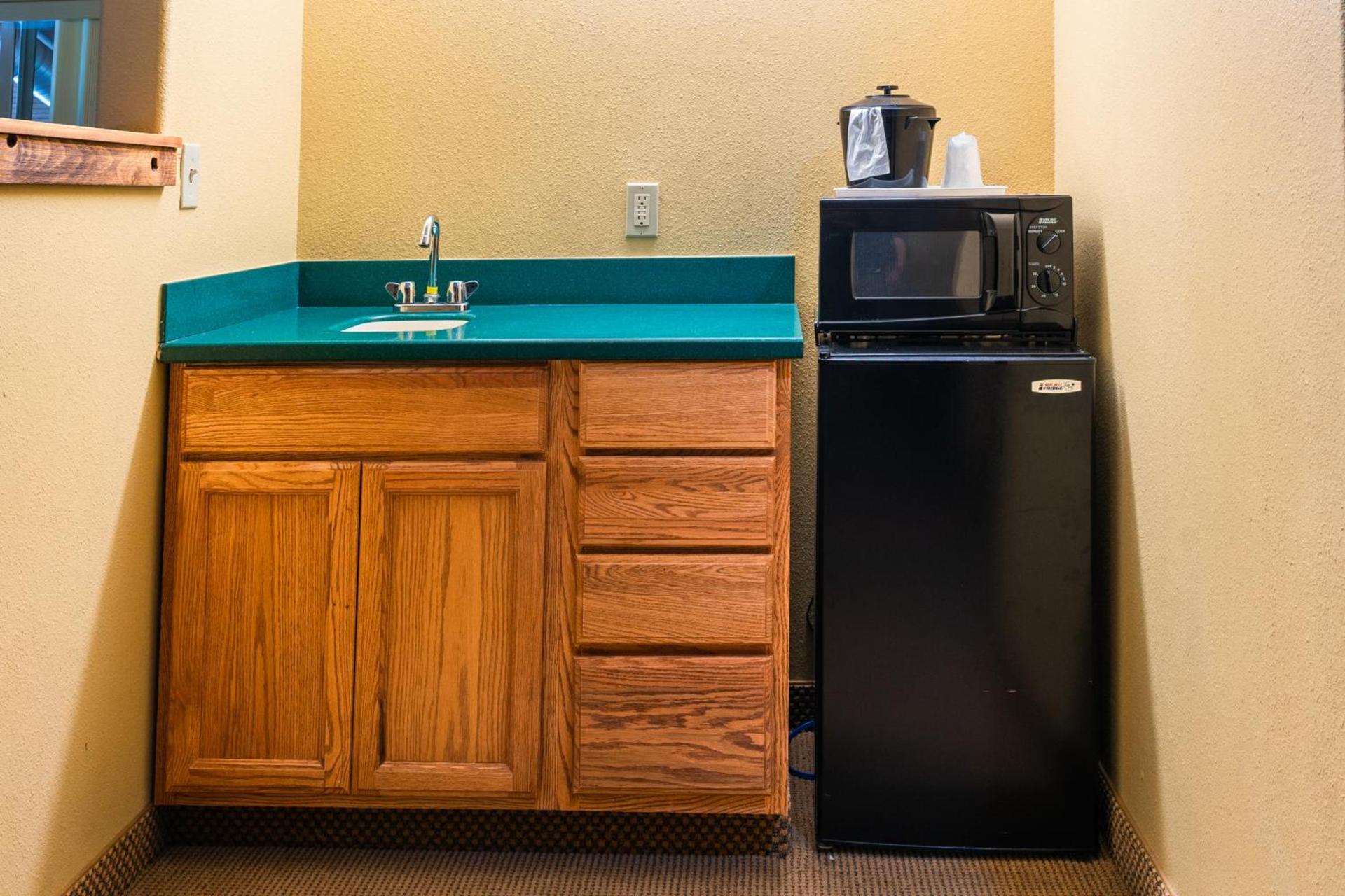 Pinedale Hotel & Suites photo 96