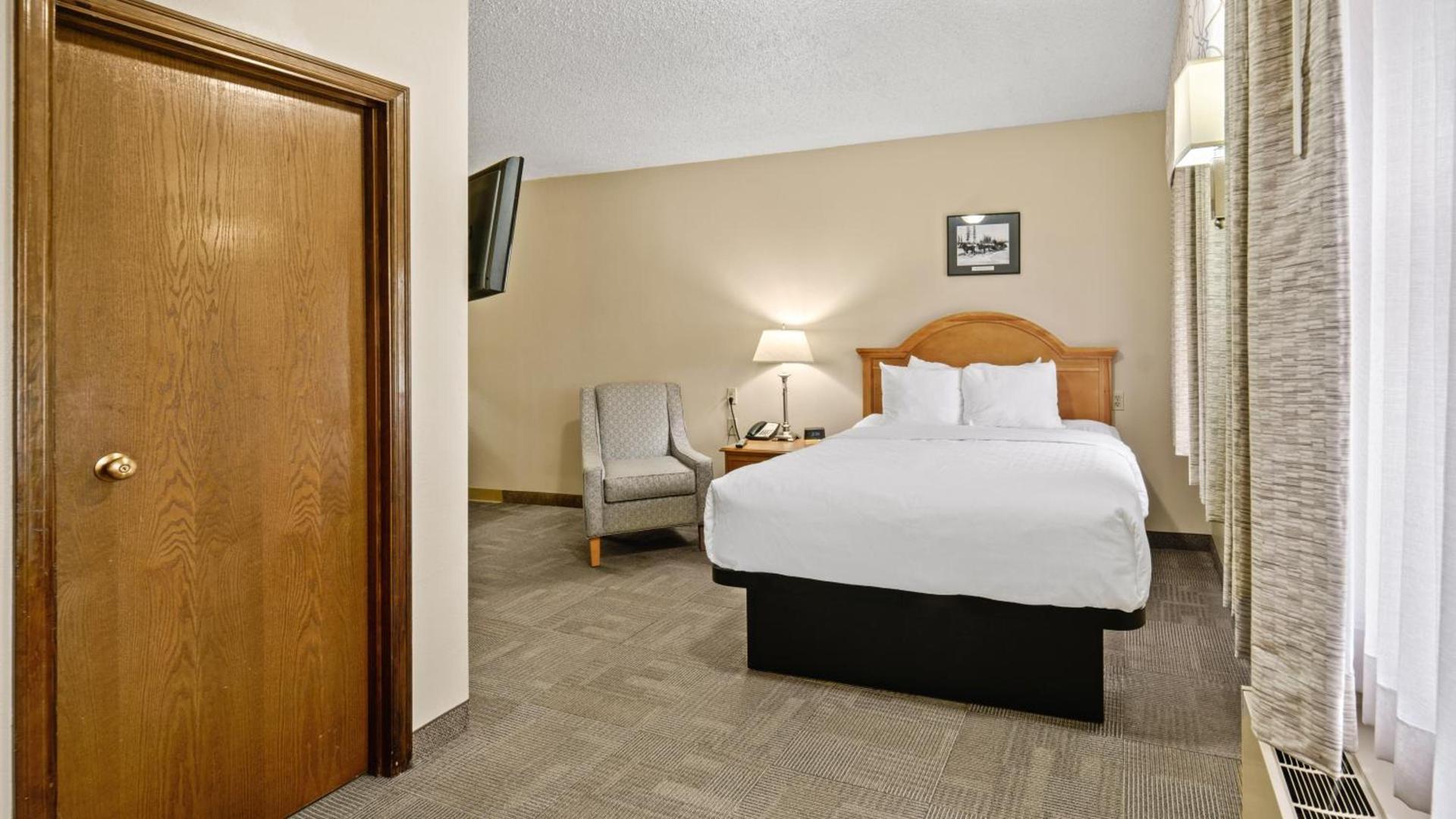 Clarion Hotel & Suites Fairbanks near Ft Wainwright photo 92