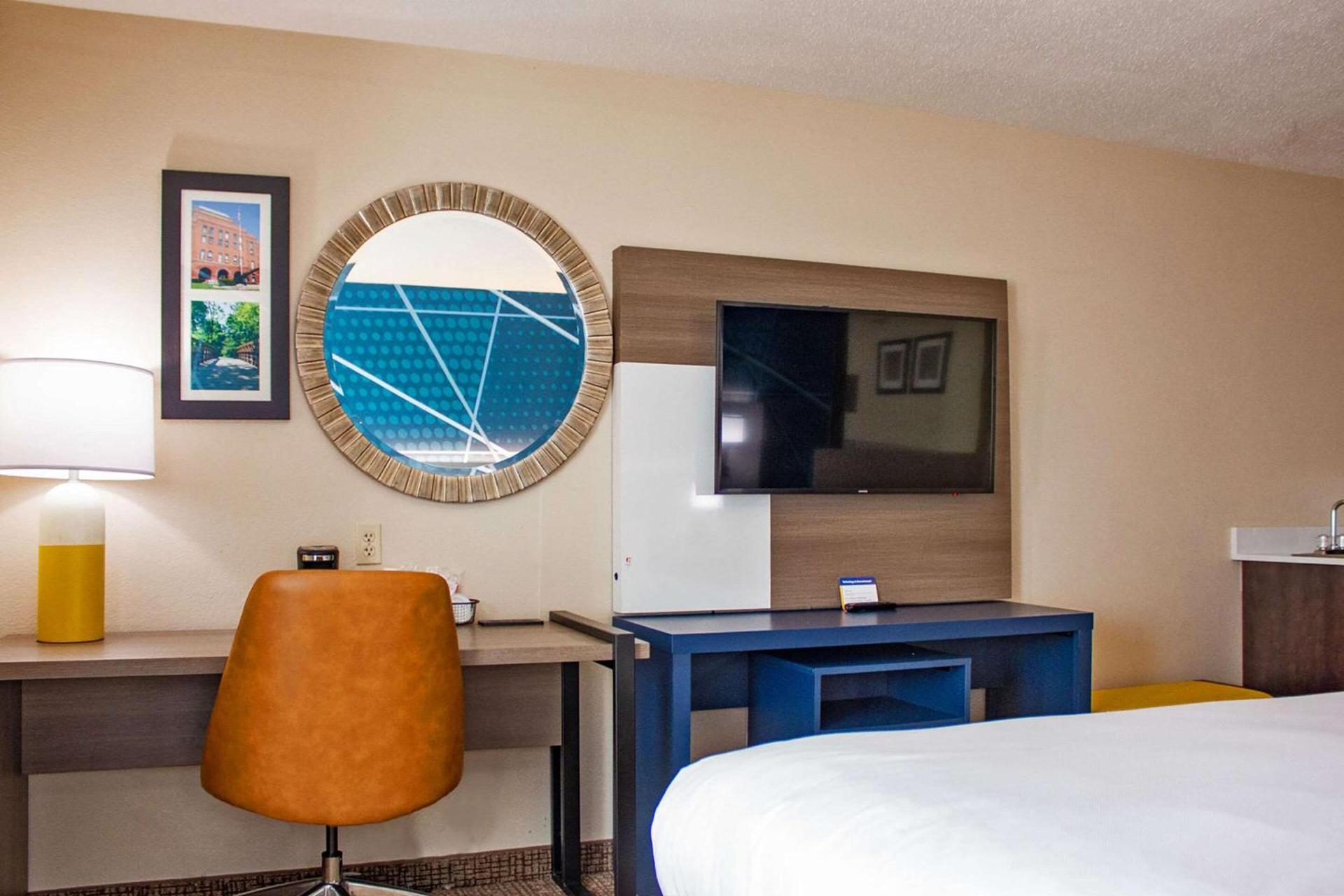 Comfort Inn & Suites Geneva- West Chicago photo 11