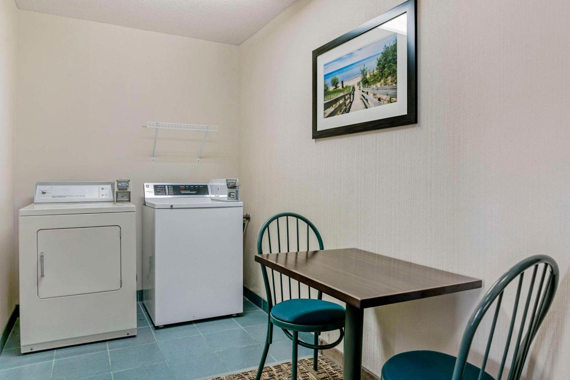 Comfort Inn Manistique photo 27