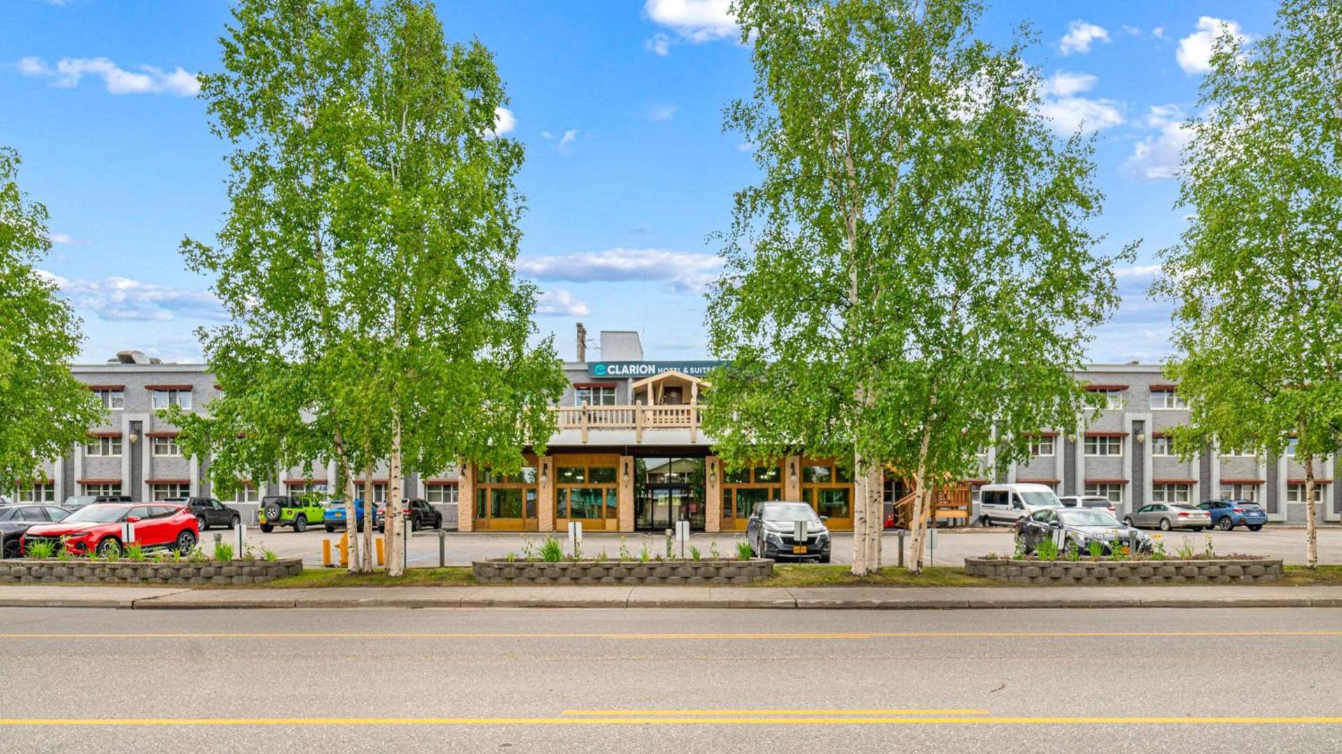 Clarion Hotel & Suites Fairbanks near Ft Wainwright — hotel in Fairbanks