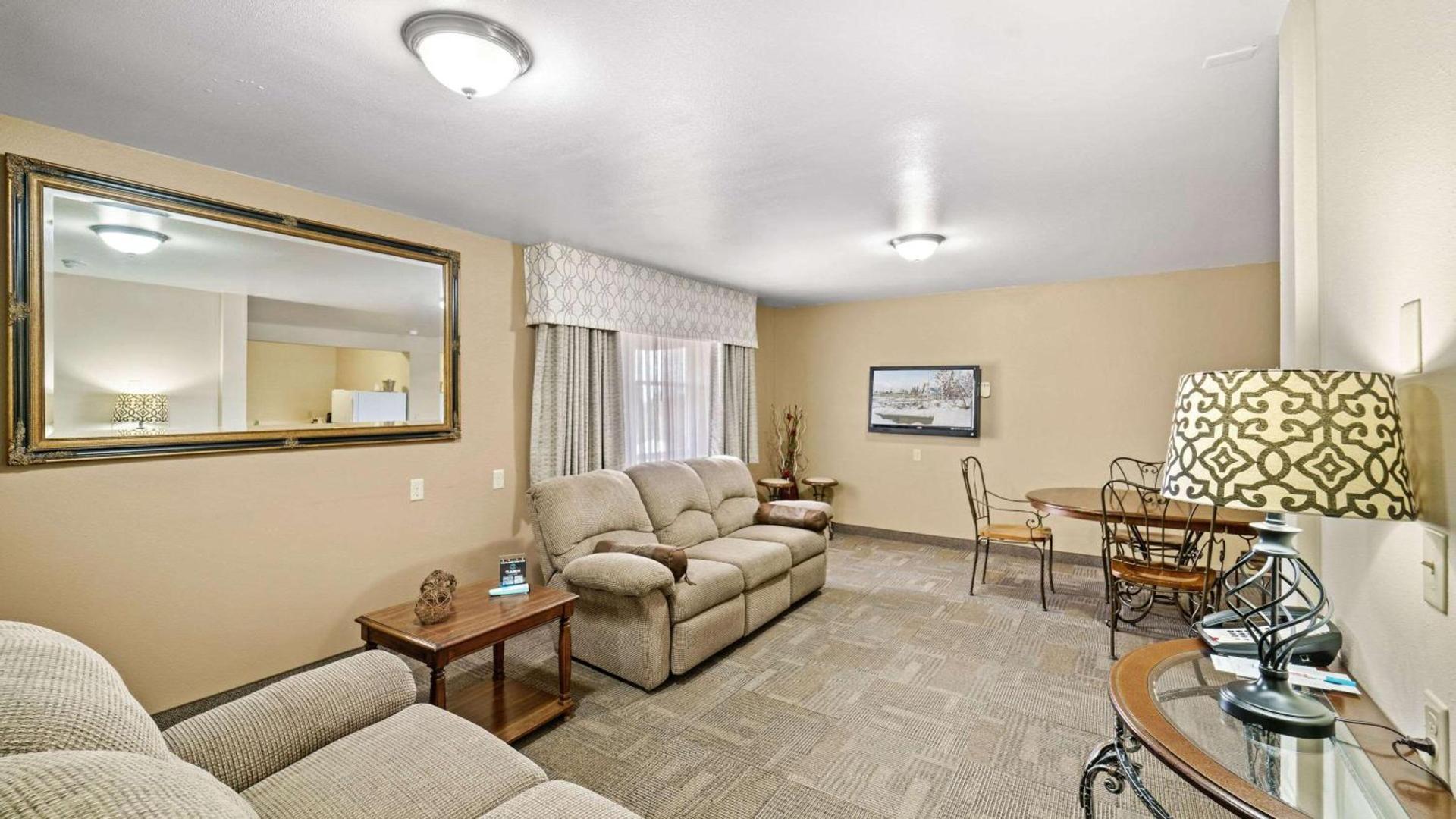 Clarion Hotel & Suites Fairbanks near Ft Wainwright photo 36