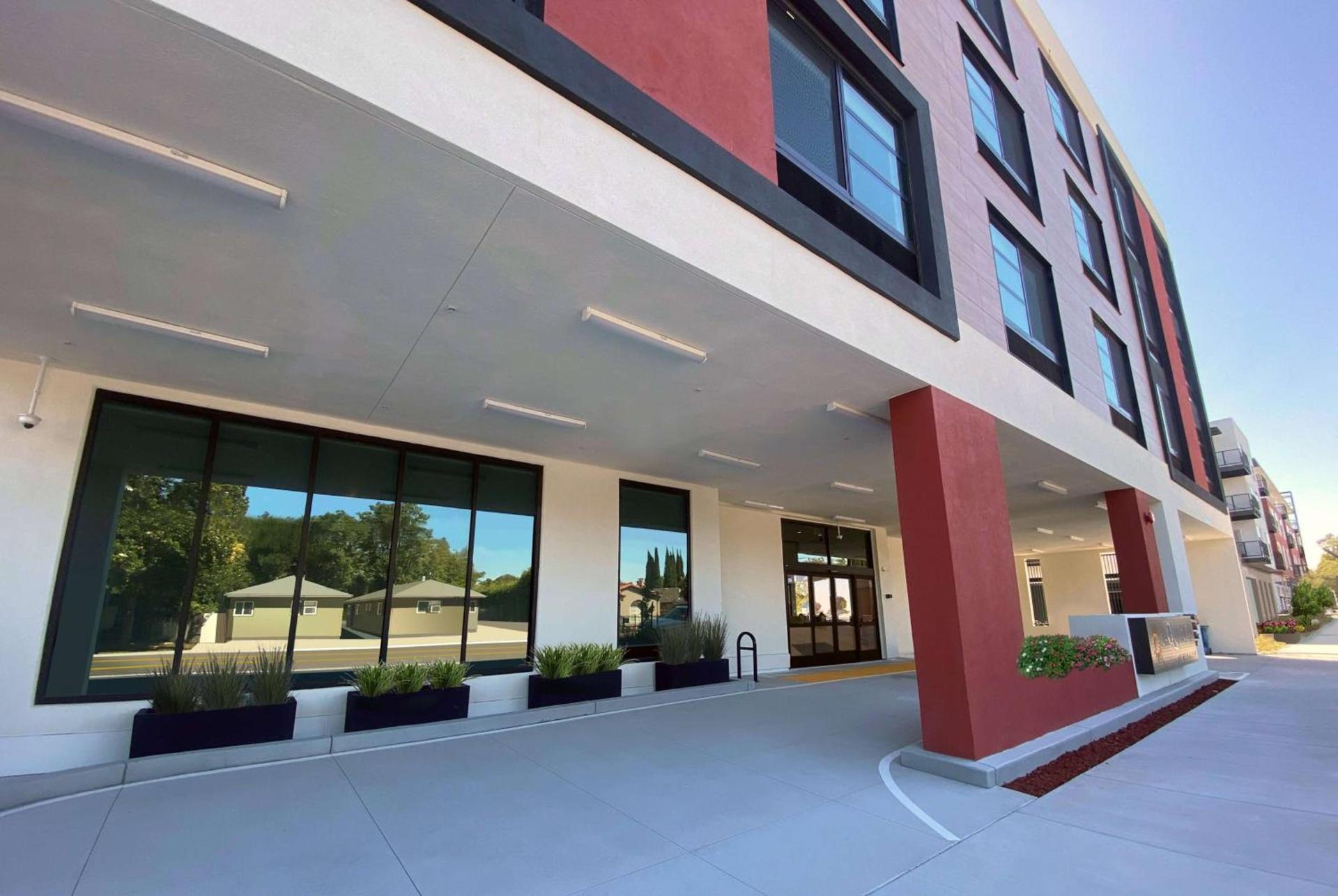 La Quinta Inn & Suites by Wyndham San Jose Airport-Downtown photo 2